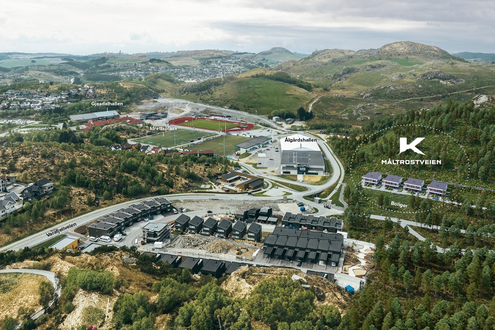 De 4 tomannsboligene i Kodlidalen ligger flott plassert opp mot fjellet vendt mot sør-øst med fantastisk utsikt ned mot Edlandsvannet i front og idrettsplassen bak. Galleribilde