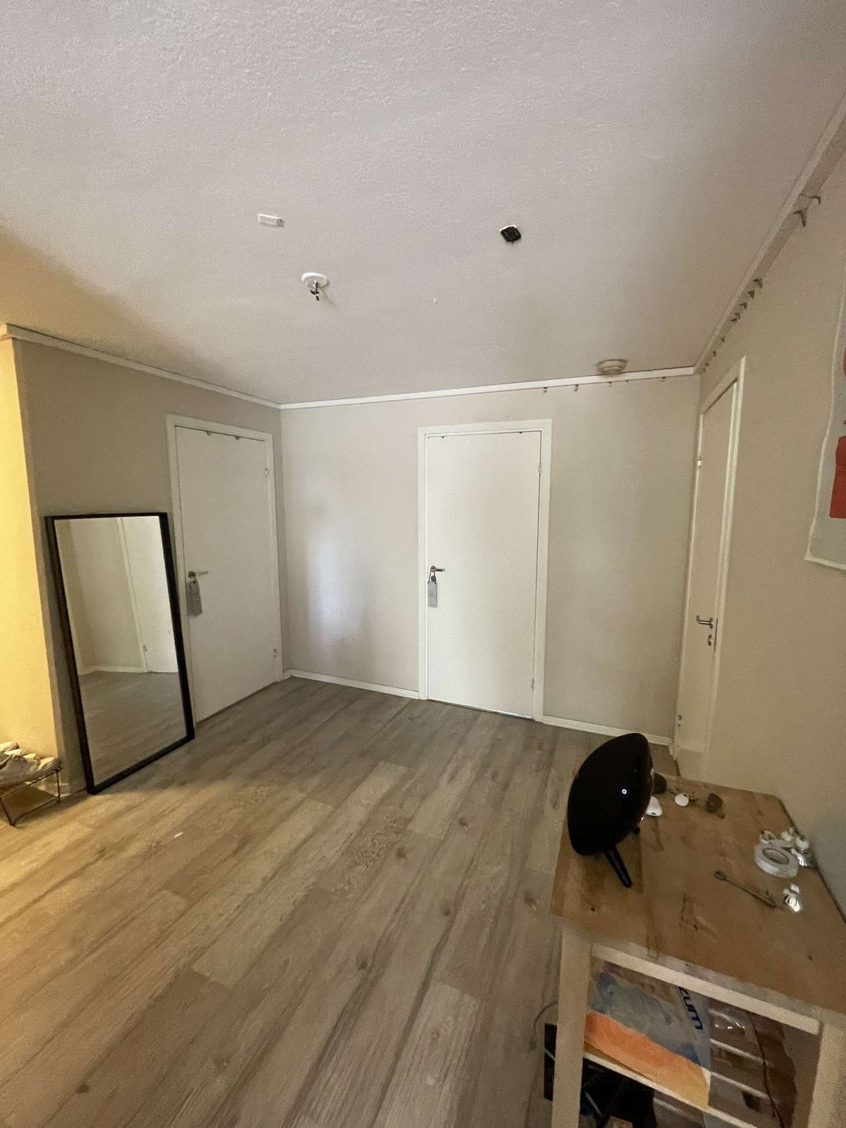 Tre dører til soverom, rommet til utleie er i midten Galleribilde