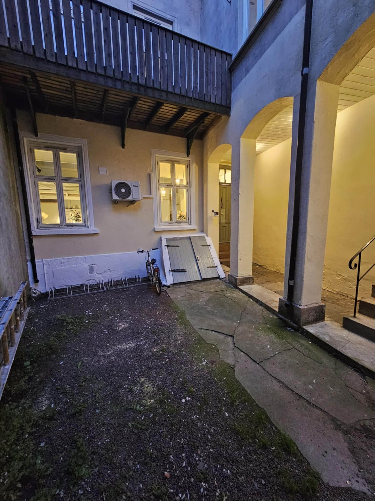 Rolig og skjermet bakgård. Nedgang til bod i kjeller. Galleribilde