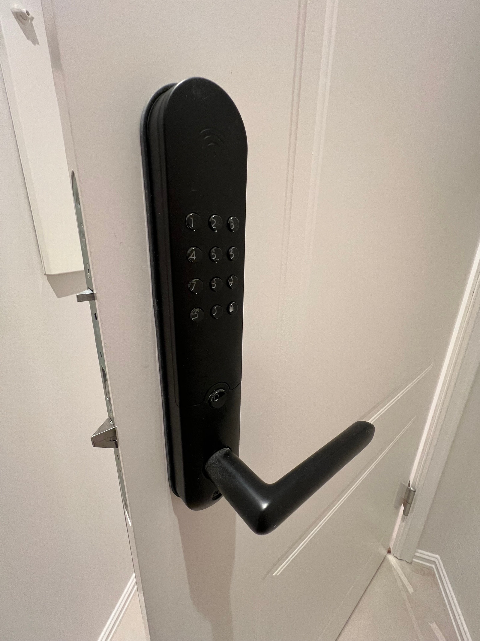 Leiligheten har Yale Doorman låssystem Galleribilde