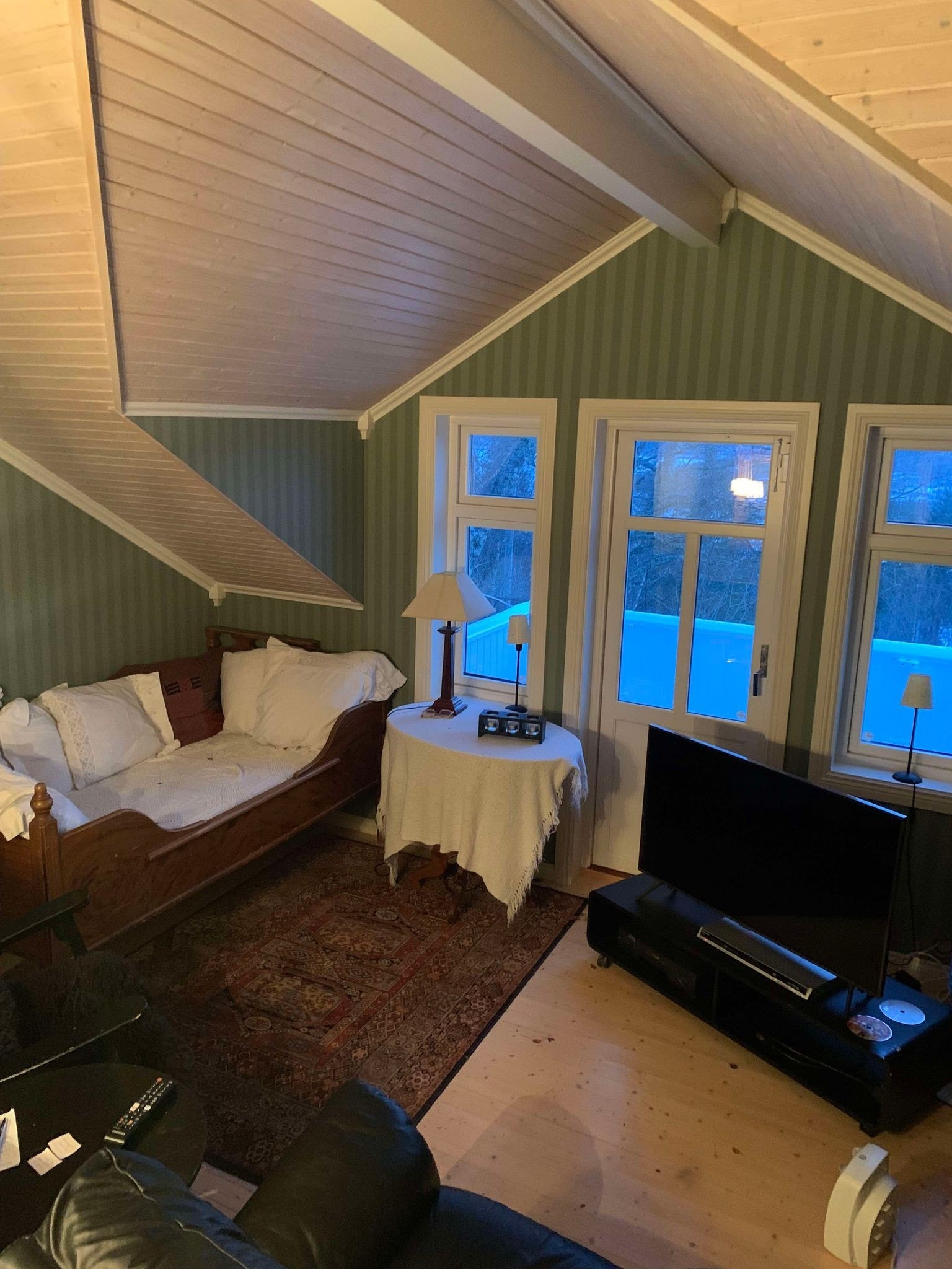 Stuen i andre etg. er utstyrt med satellitt-TV og sitteområdet. Er også en ekstra seng her, ved behov. Galleribilde