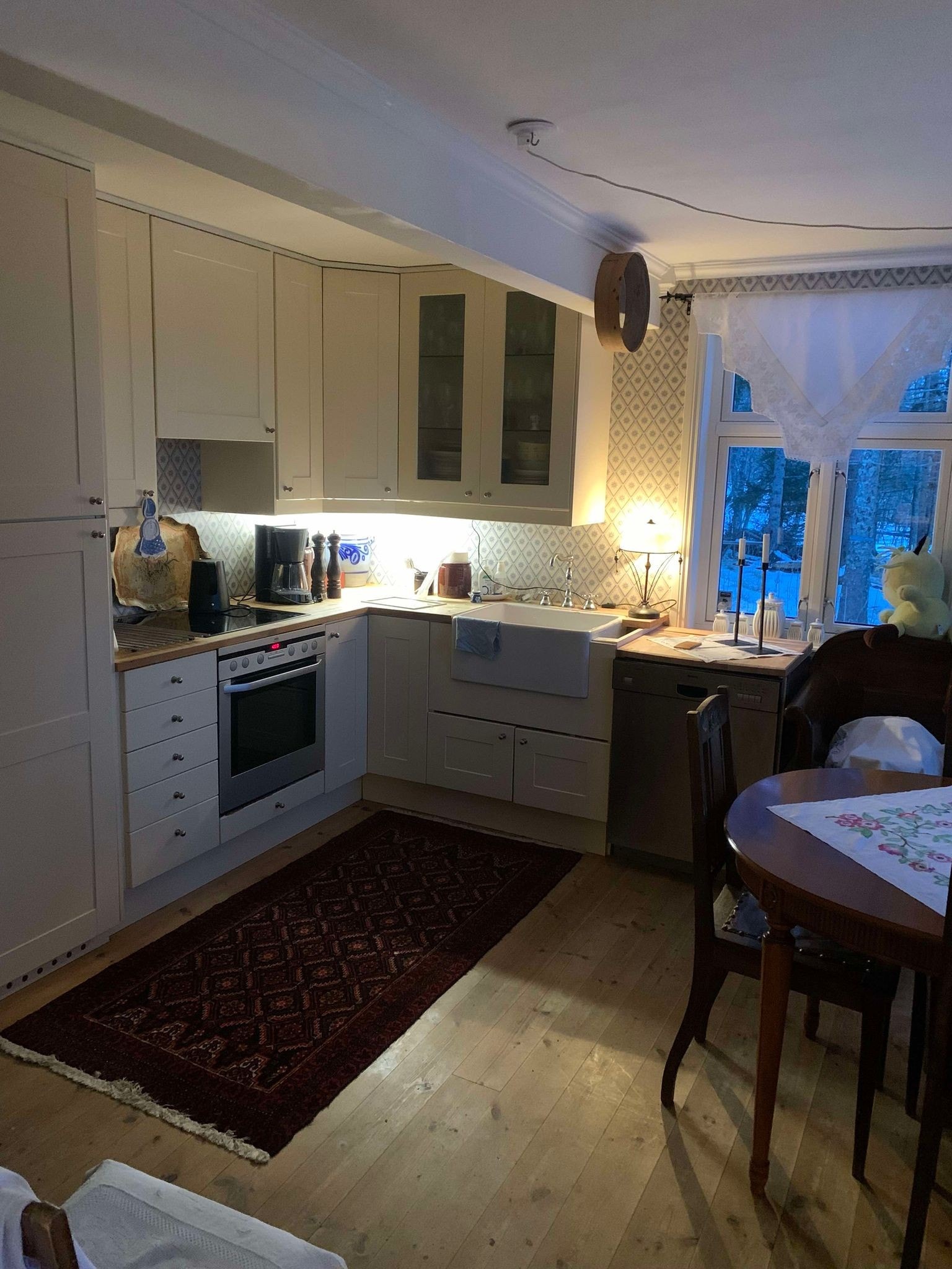 Det fullt utstyrte kjøkkenet har alt du trenger for matlaging, inkludert komfyr, kjøleskap, oppvaskmaskin og kaffetrakter. Galleribilde