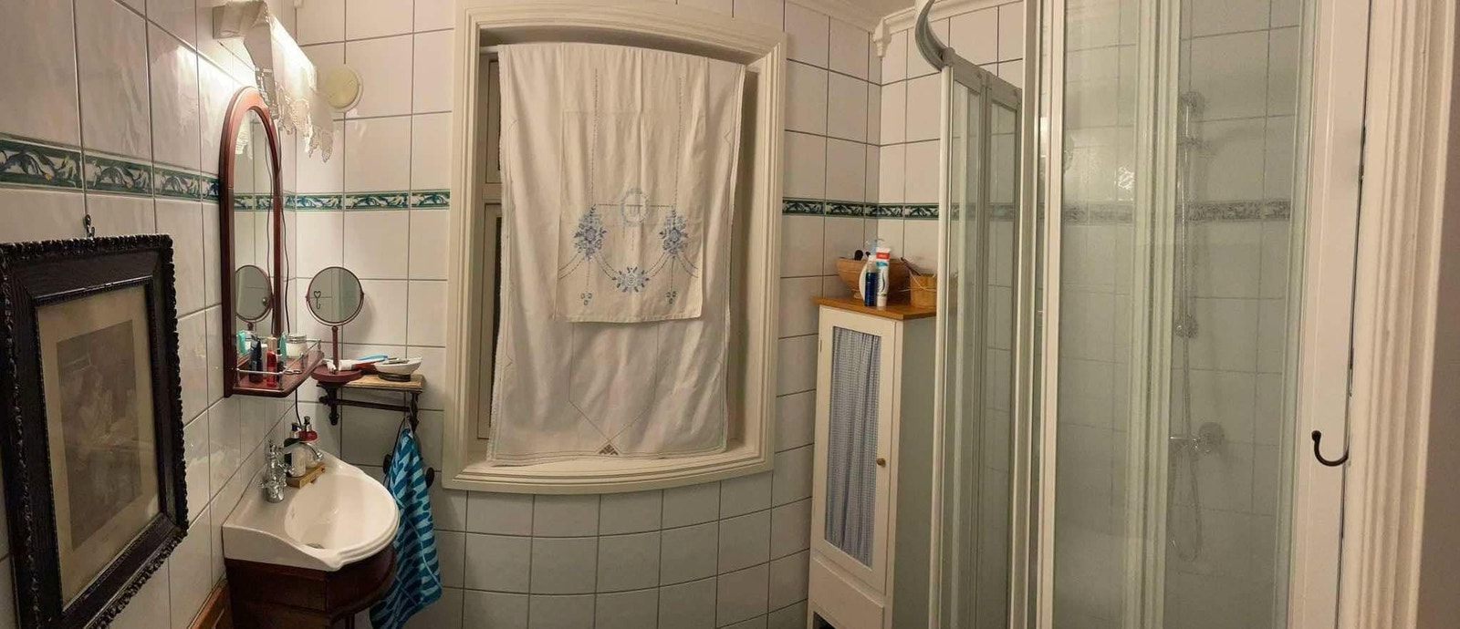 Baderom med dusj og servant. Galleribilde