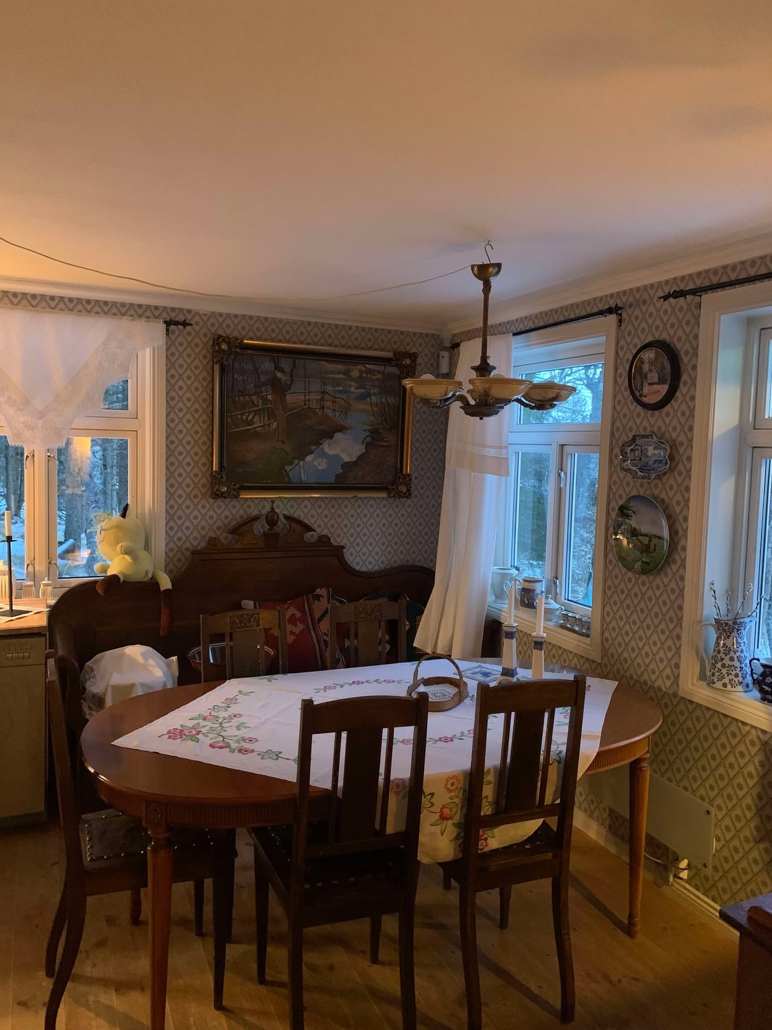 Spisebordet har plass til hele familien og innbyr til hyggelige måltider sammen. Galleribilde