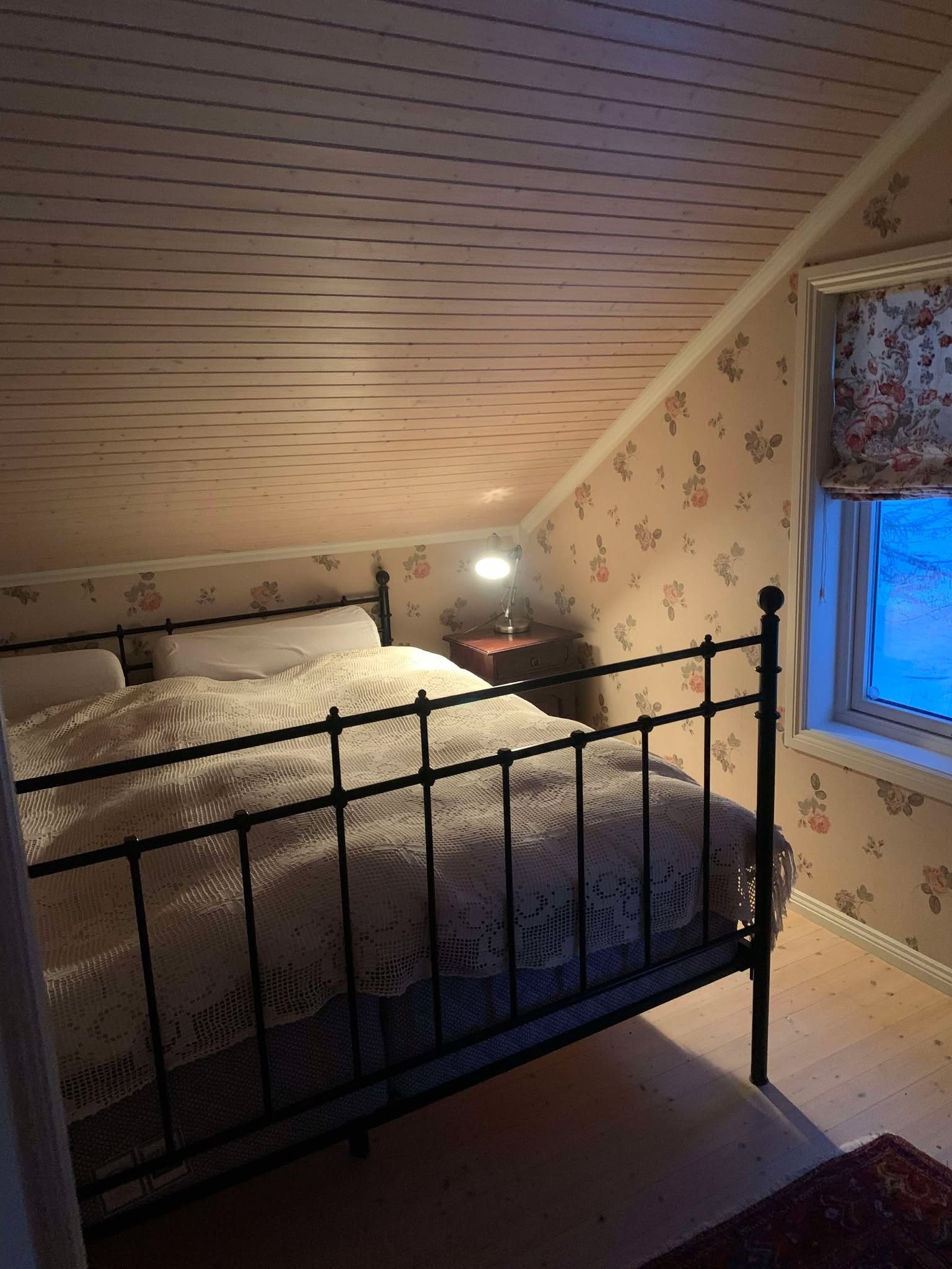 Master soverom med Queen-sized seng, samt barneseng i motsatt hjørne. Galleribilde