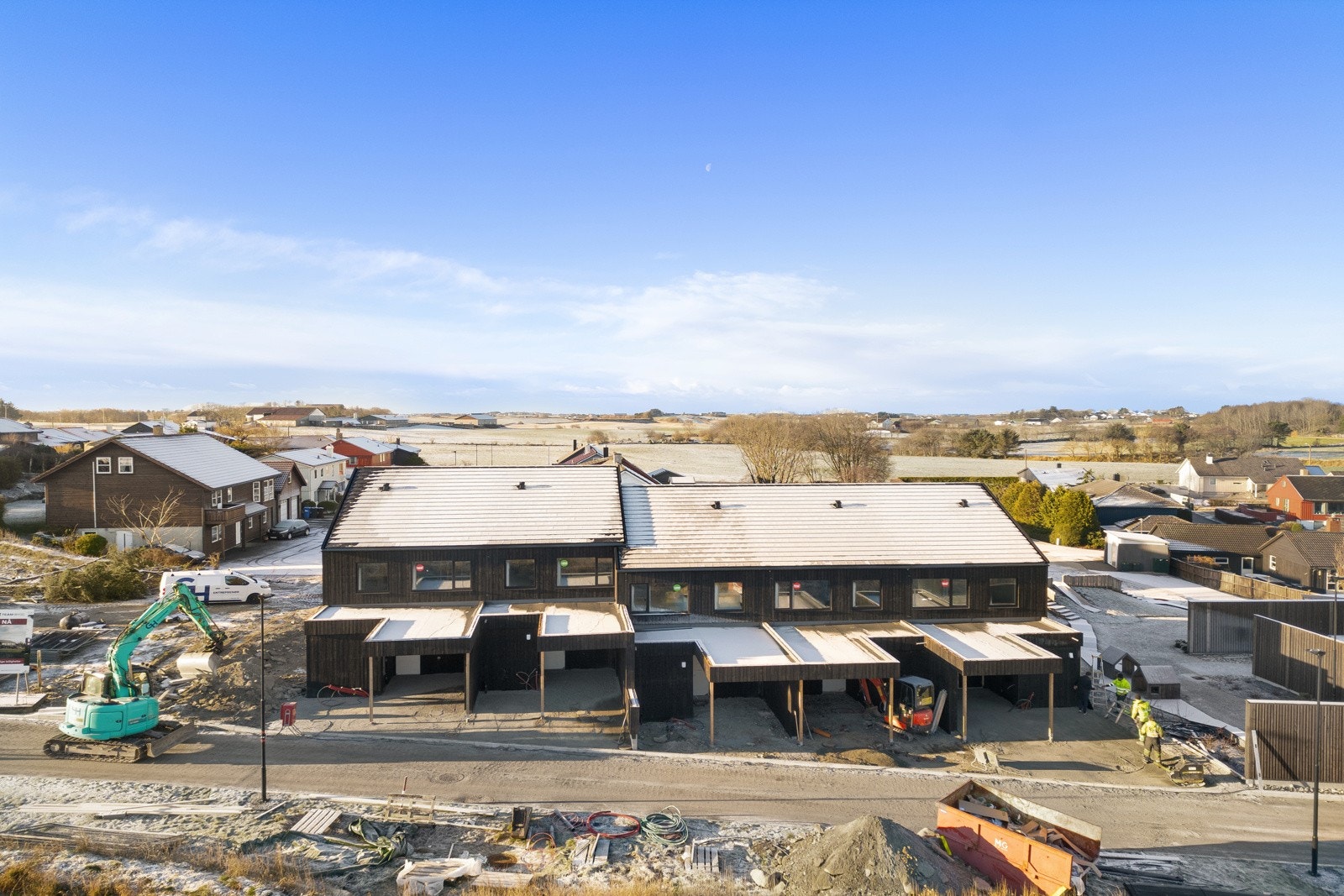 Boligene nærmer seg 100 % ferdigstillelse utvendig, og rask overtakelse kan tilbys. Galleribilde