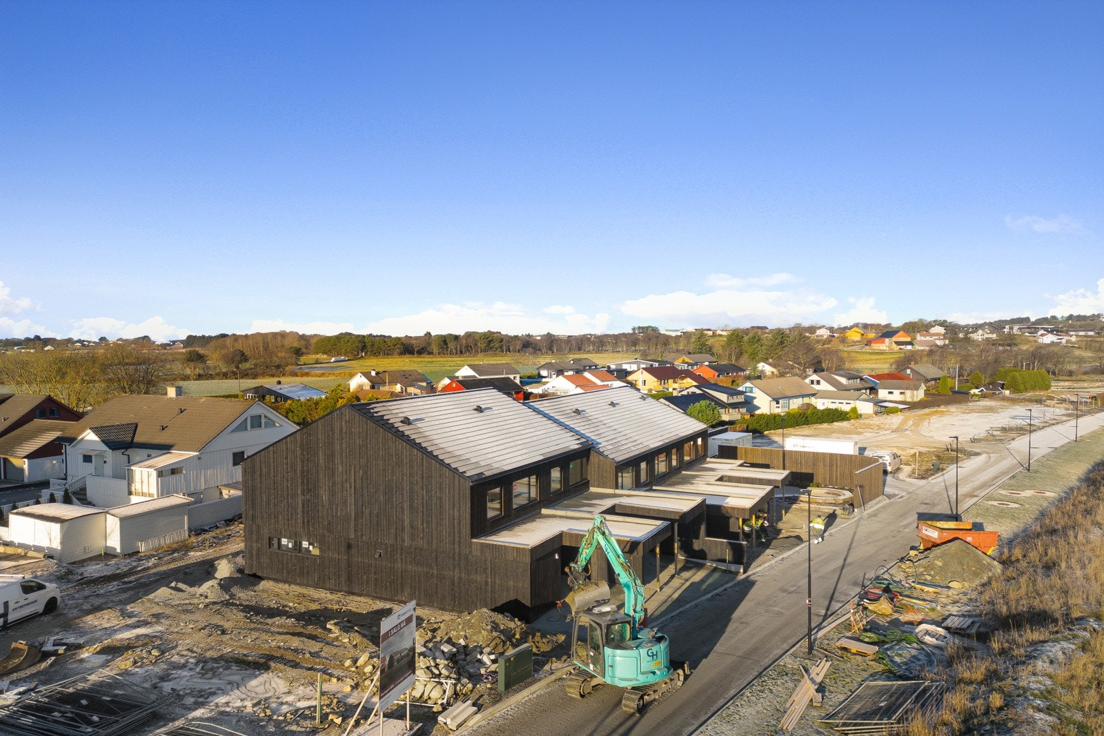 Det leveres asfalterte gårdsrom. Galleribilde