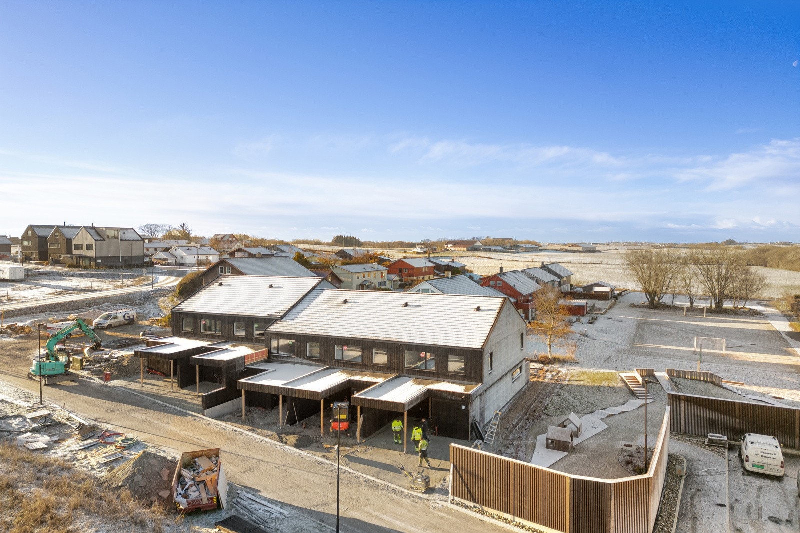 Boligene har royalkledning, moderne takpanner og aluminimumsbeslag på vinuder. Galleribilde