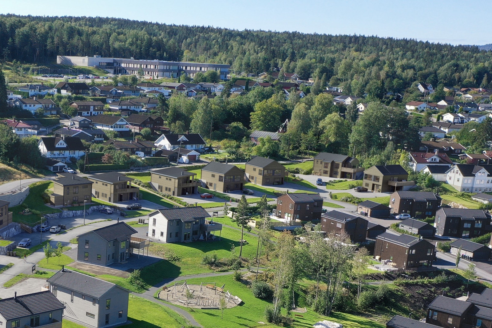 Tomtene ligger fint til i bakkant av feltet. Galleribilde