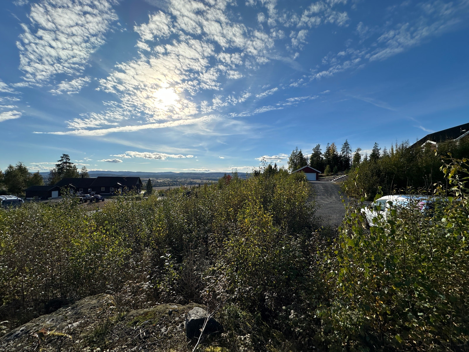 Bilde fra tomten mot sør/vest. Galleribilde