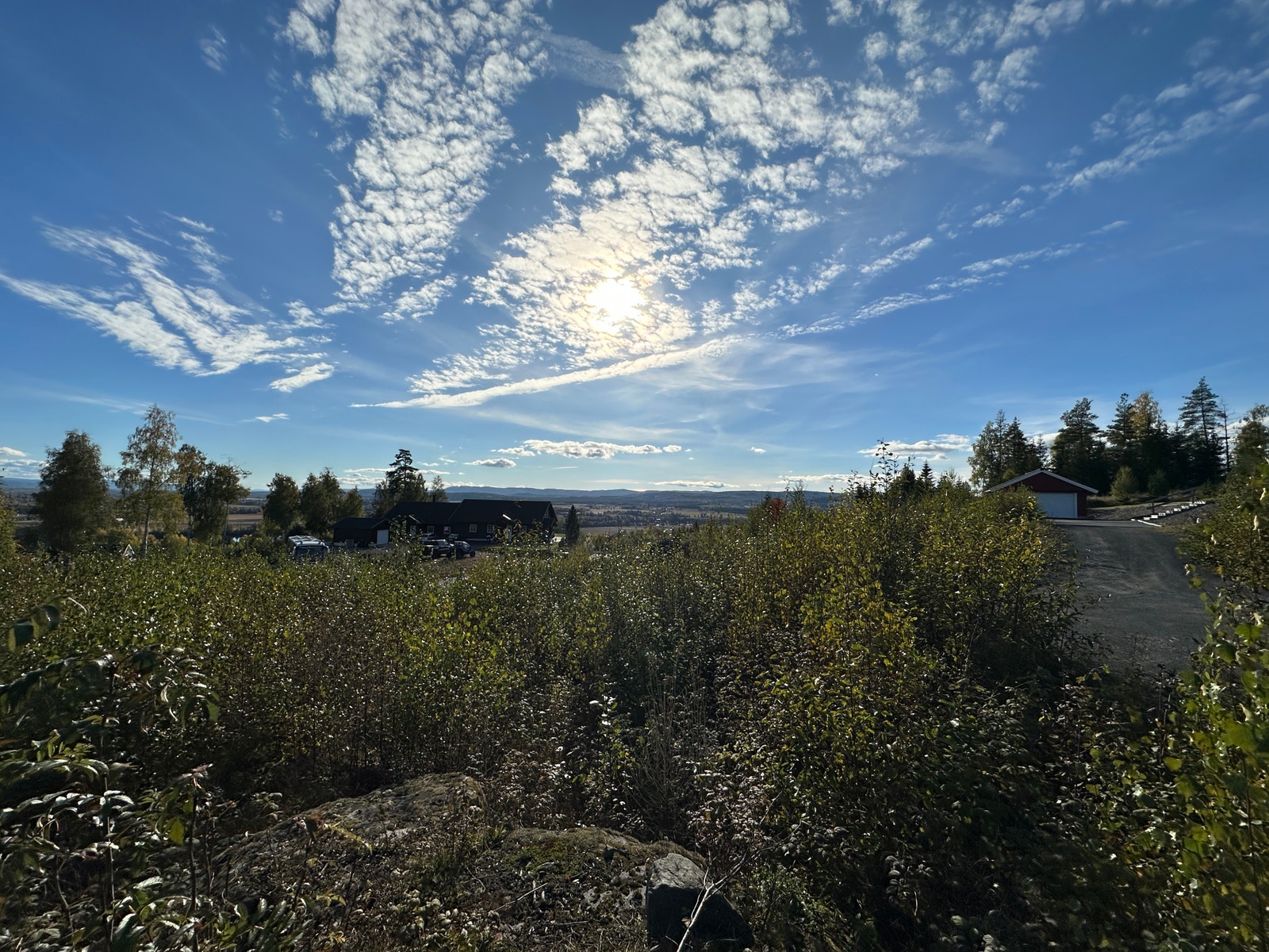Bilde fra tomten retning sør/vest. Her er det flott utsikt Galleribilde
