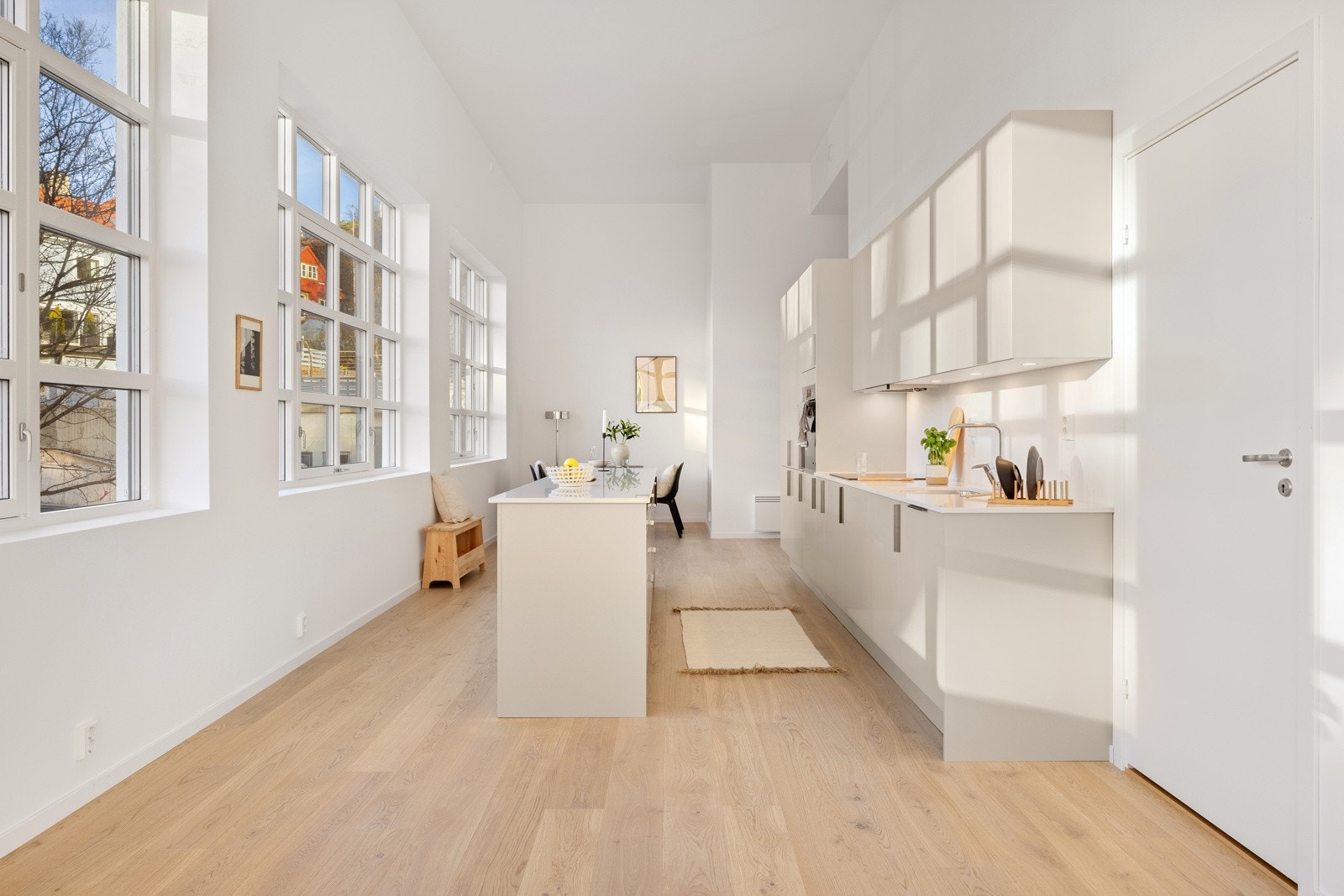 Her har du godt med skap -og arbeidsplass. Galleribilde