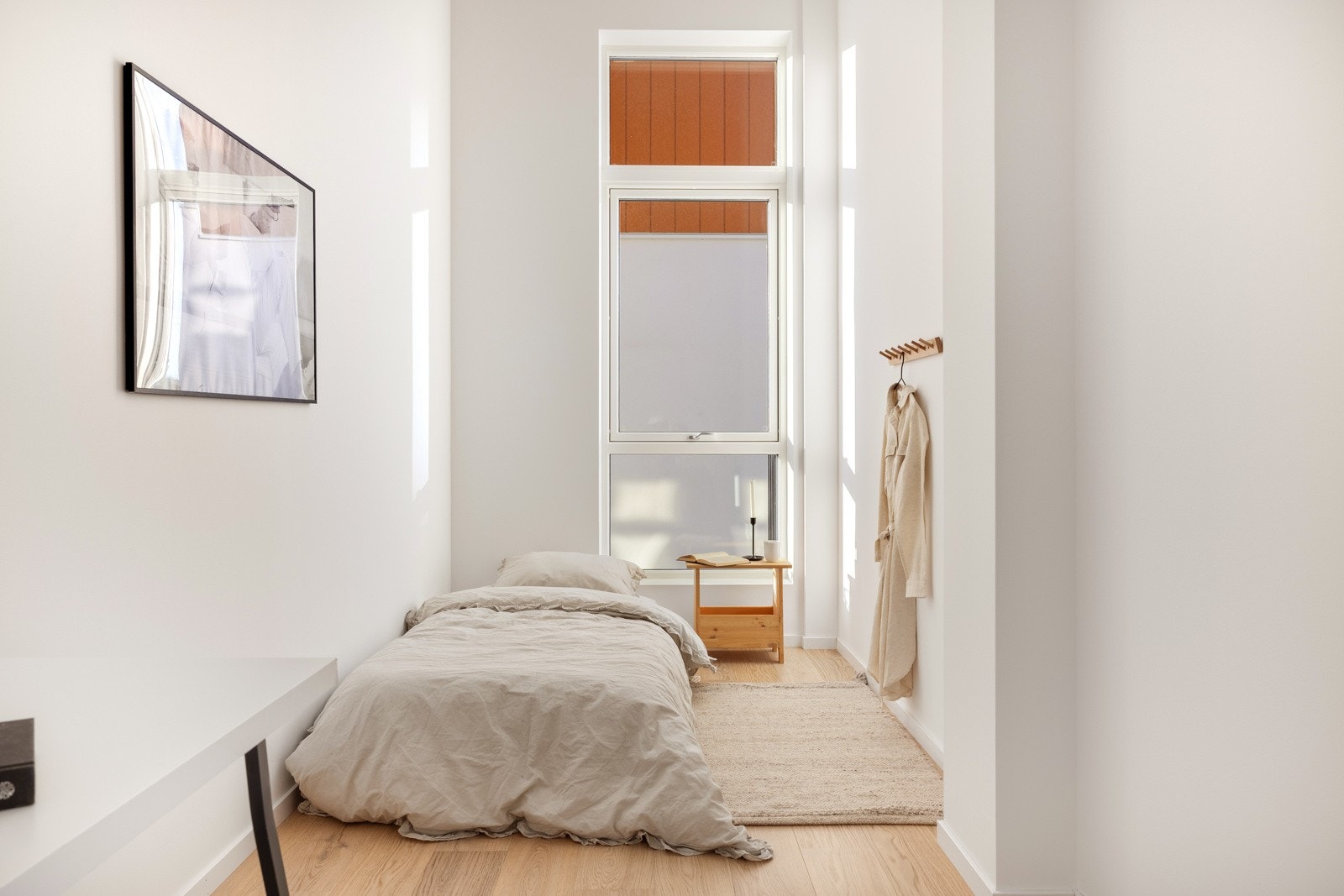 Her er det god plass til seng, garderobe og skrivebord. Galleribilde