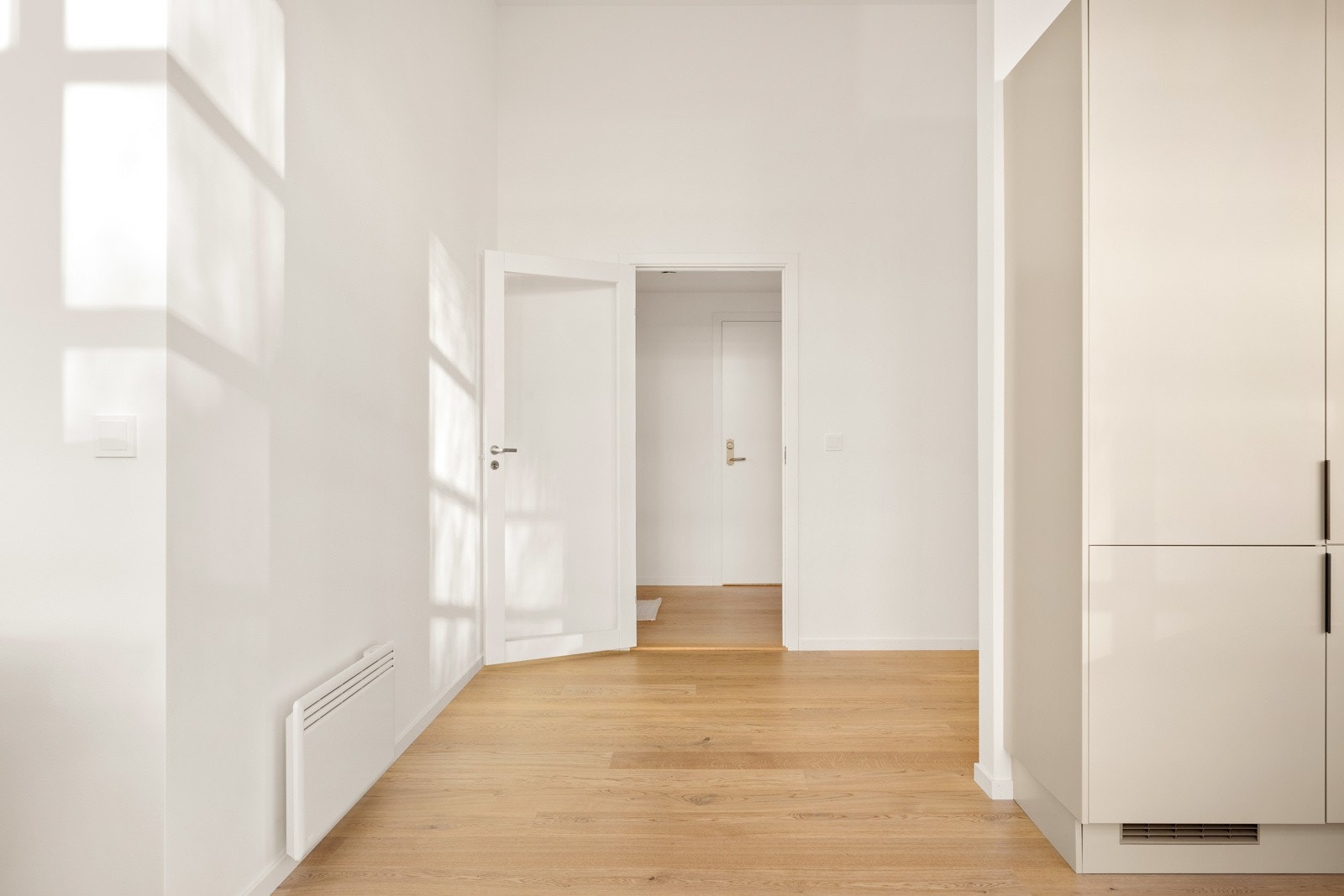 De to største soverommene ligger i en egen del av leiligheten, godt tilbaketrukket fra stuen. Galleribilde