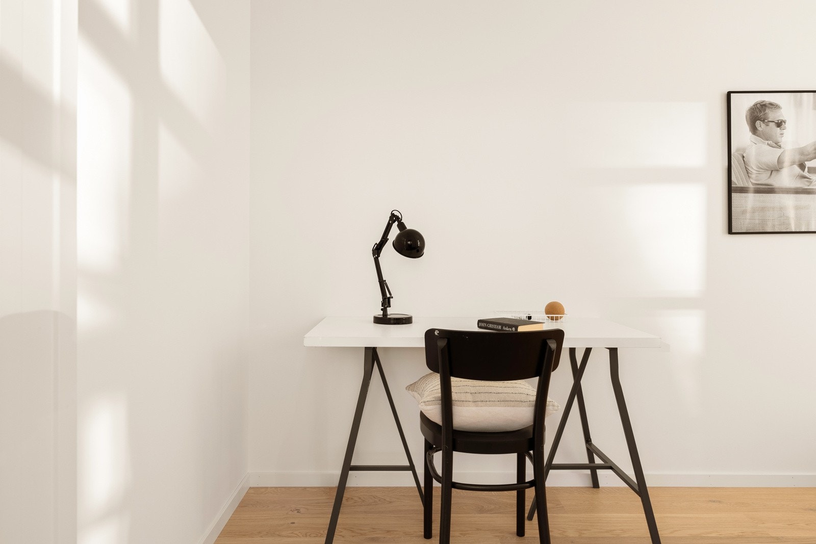 Det minste soverommet ligger vegg-i-vegg med stuen. Galleribilde