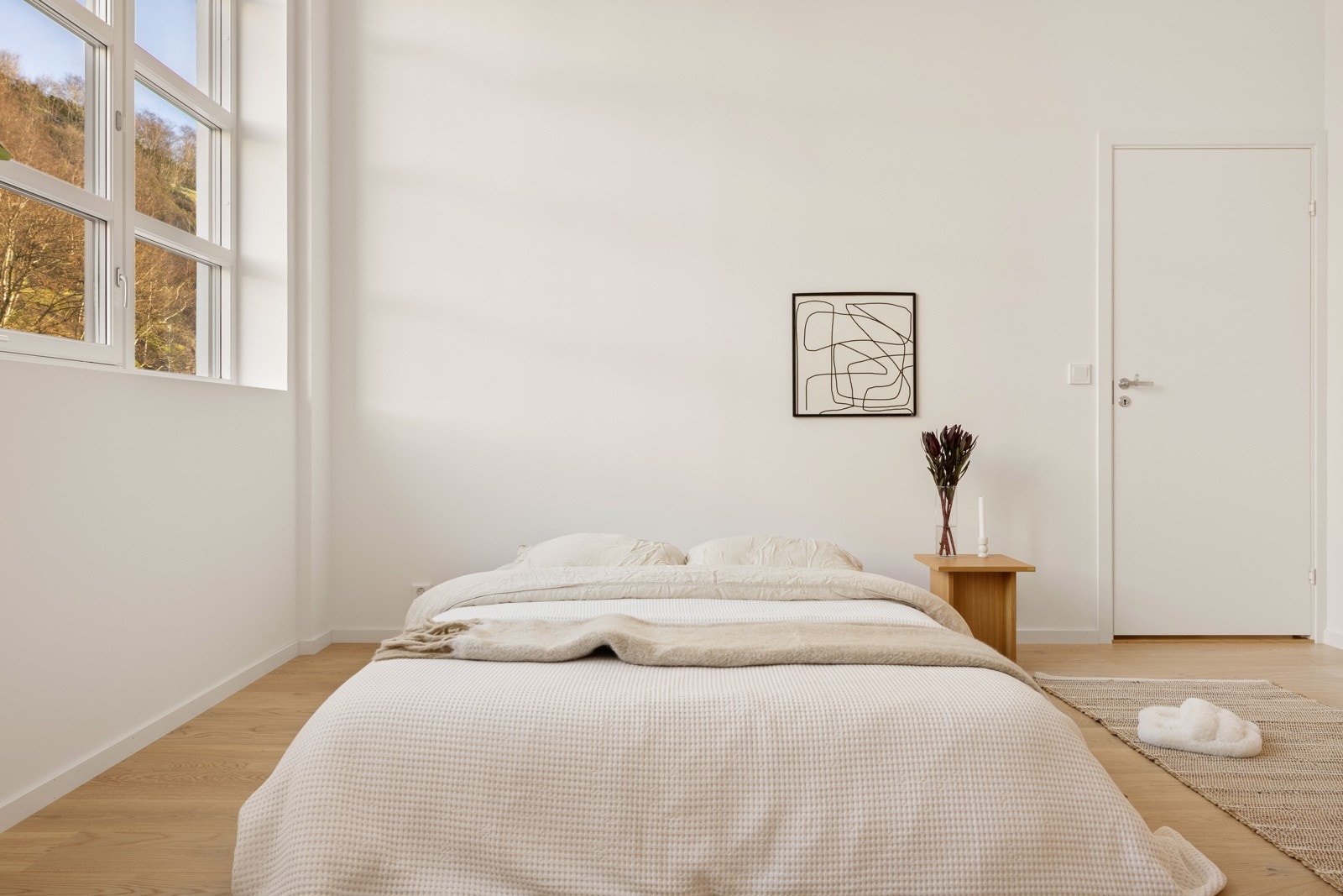 Rommet er romslig, og har den samme gode takhøyden som resten av leiligheten. Galleribilde