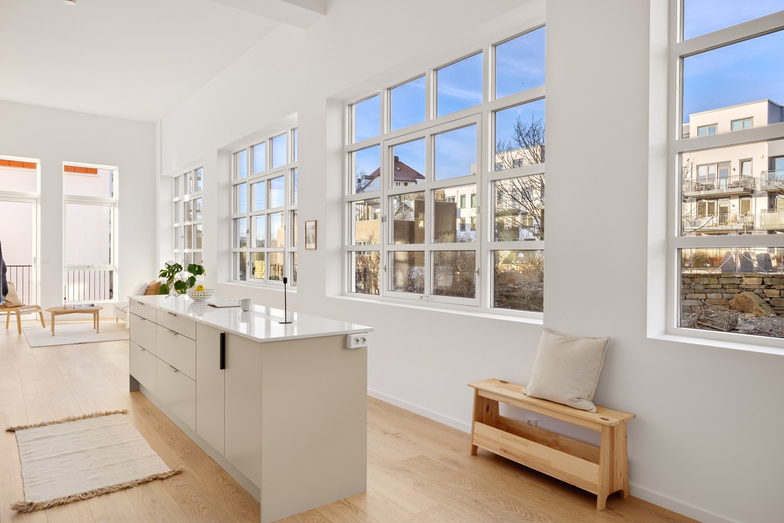 Den gode takhøyden, kombinert med store vindusflater med industrielt preg, gir masse særpreg og sjarm. Galleribilde