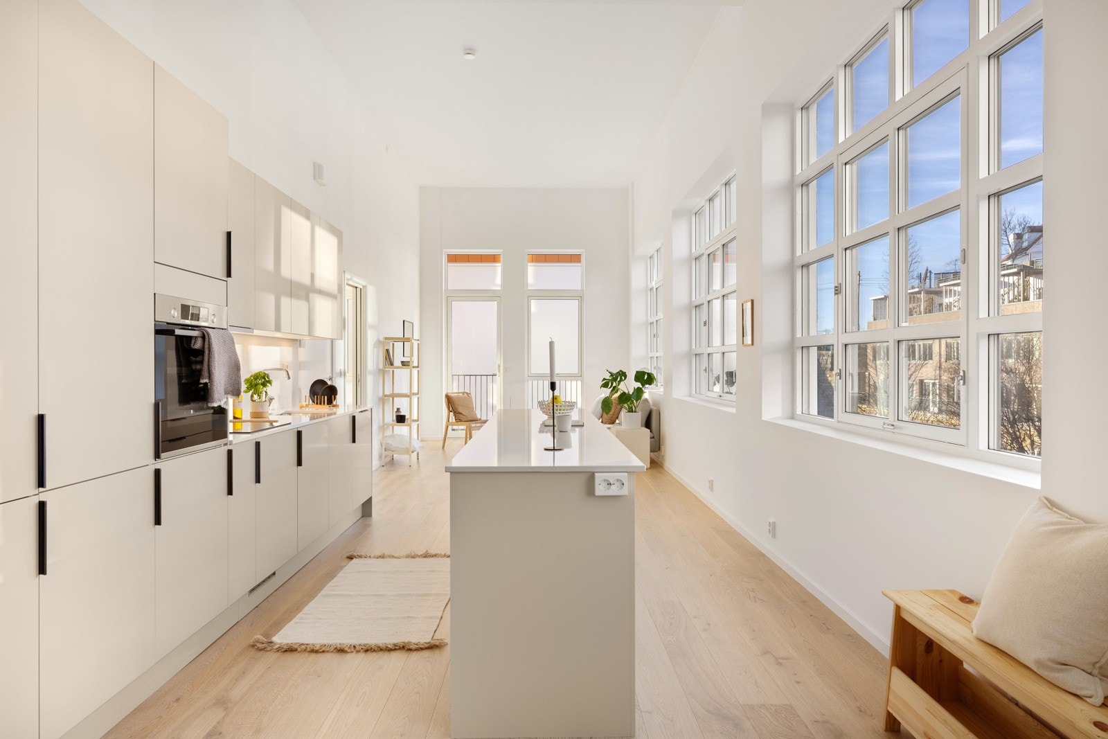 Kjøkkenet fra Sigdal er i en tidsriktig beige-farge. Galleribilde