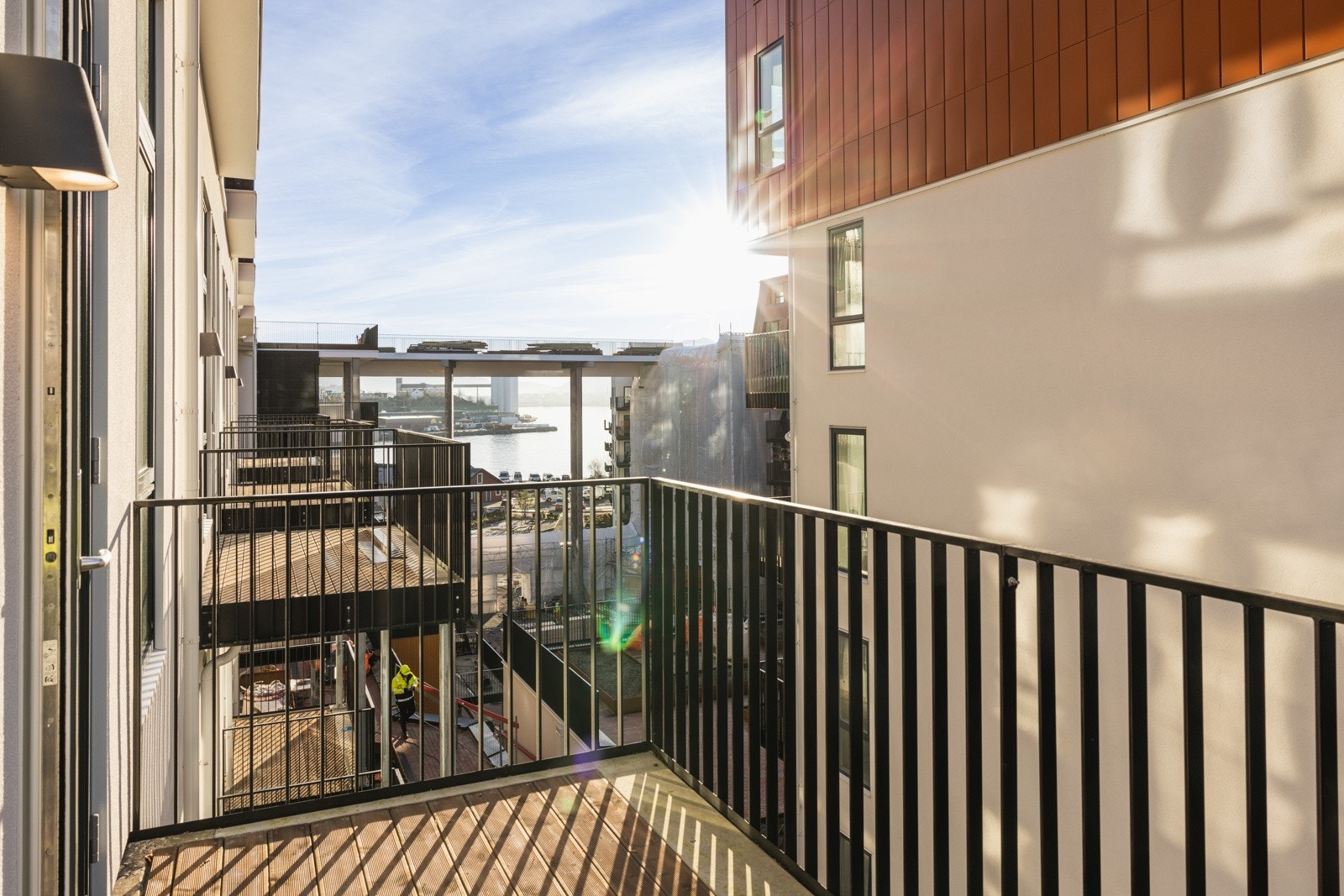 Leiligheten har balkong med sjøutsikt. Galleribilde