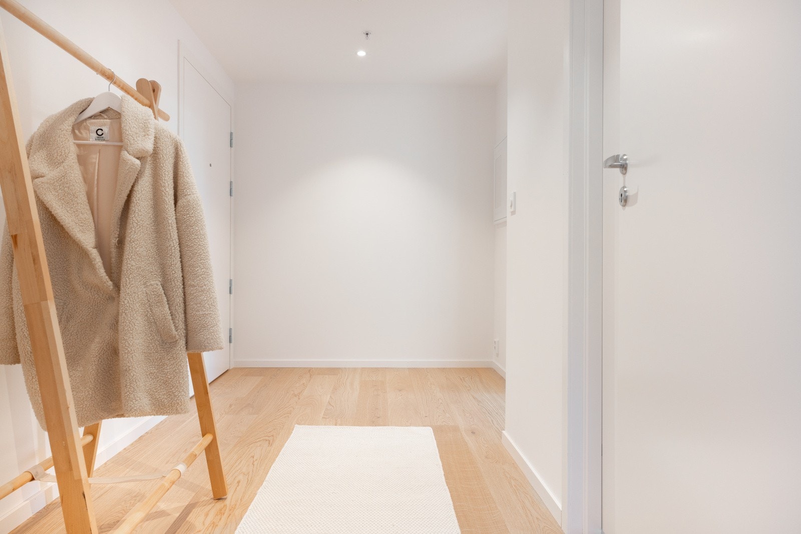 I hallen er det godt med plass til garderobe. Galleribilde