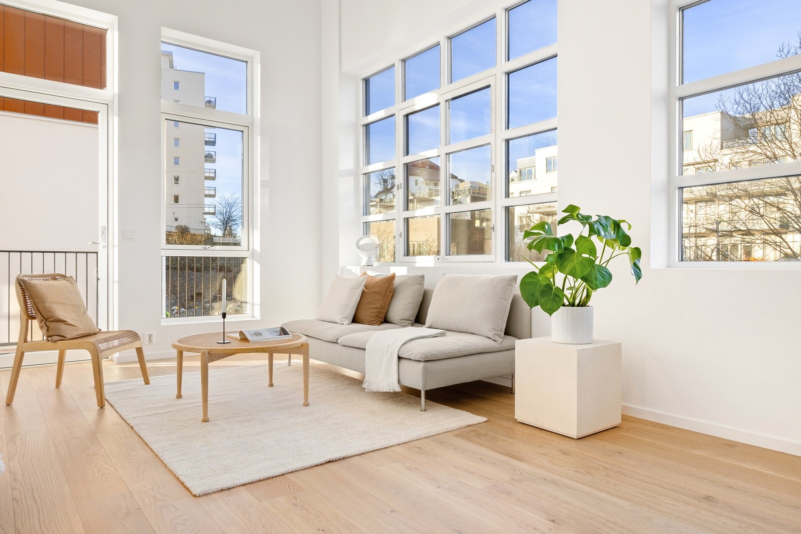 Det er fire meter takhøyde i leiligheten. Galleribilde