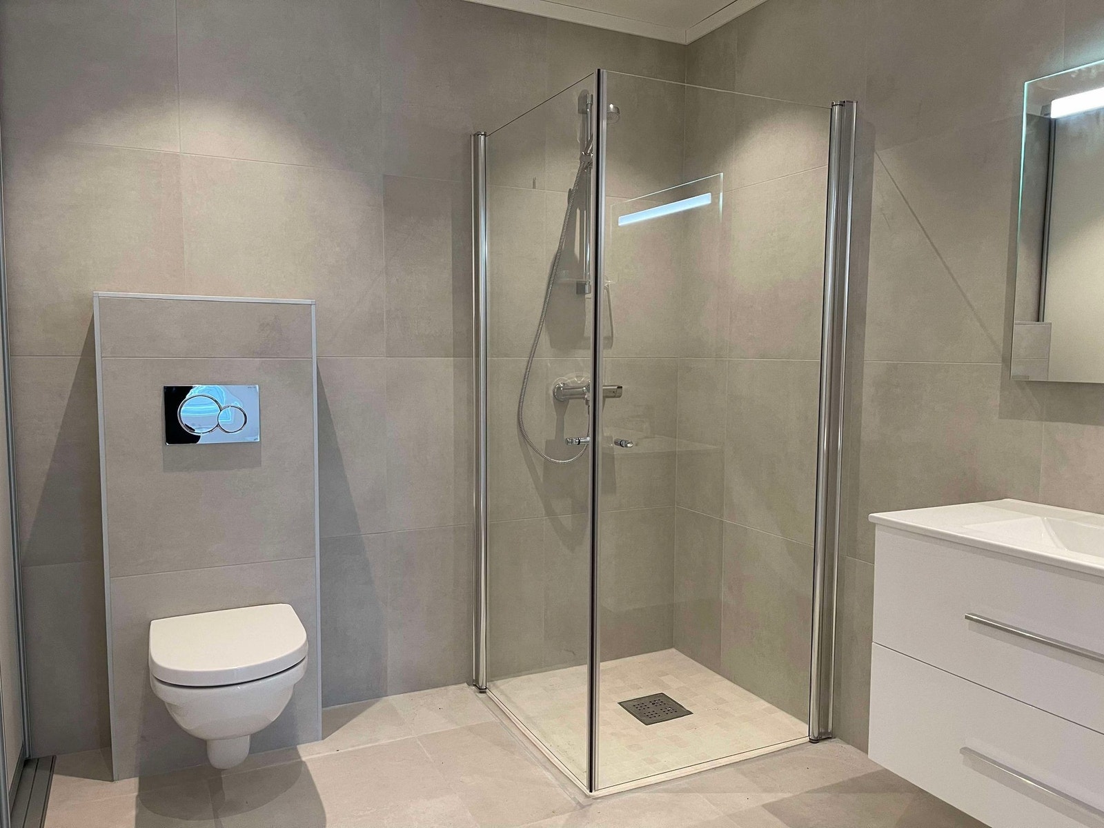 Bilde tatt av en tilsvarende bolig - bad (60x60 flis tilvalg) Galleribilde