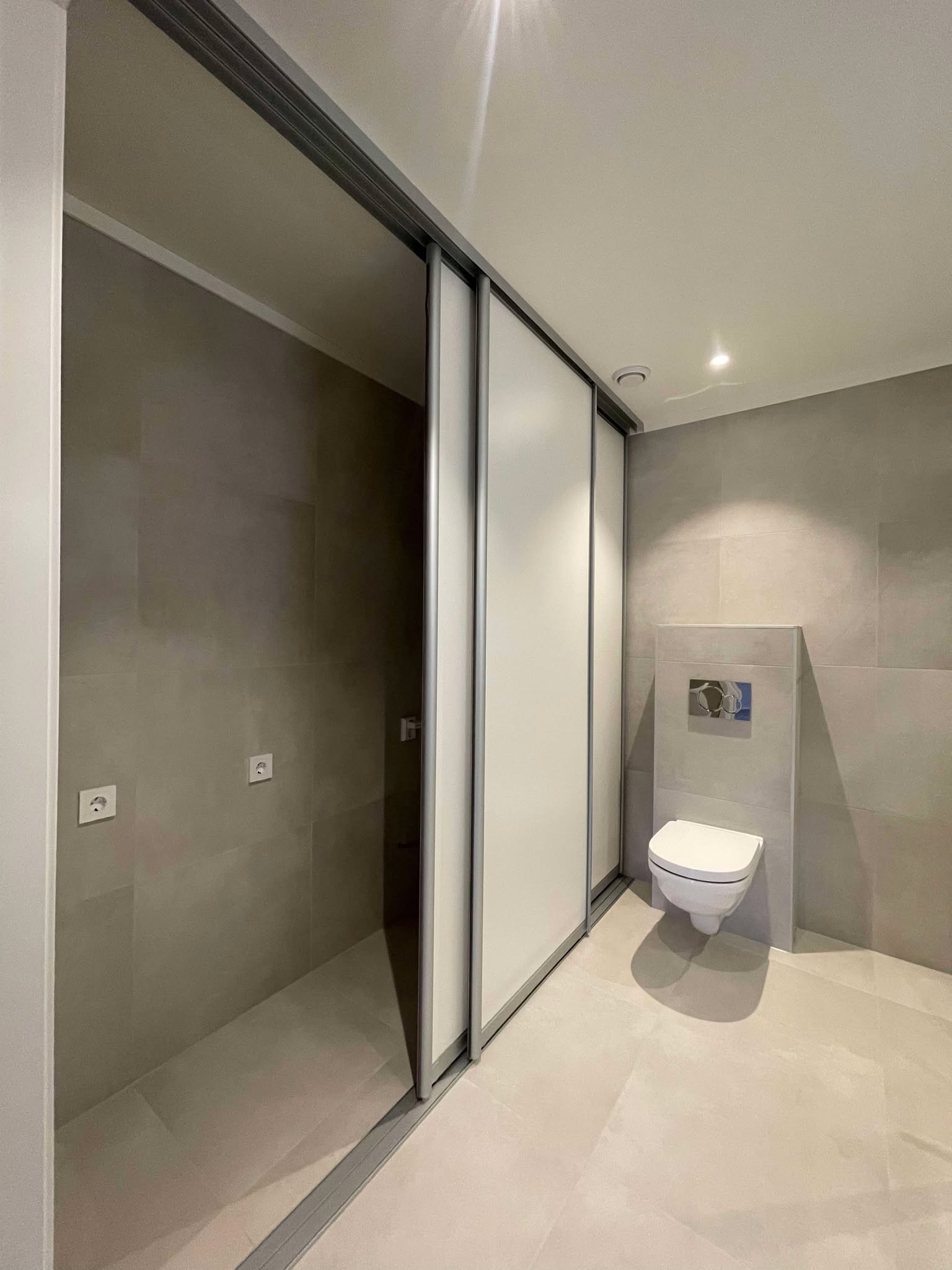 Bilde tatt av en tilsvarende bolig - bad med nisje til vaskemaskin Galleribilde