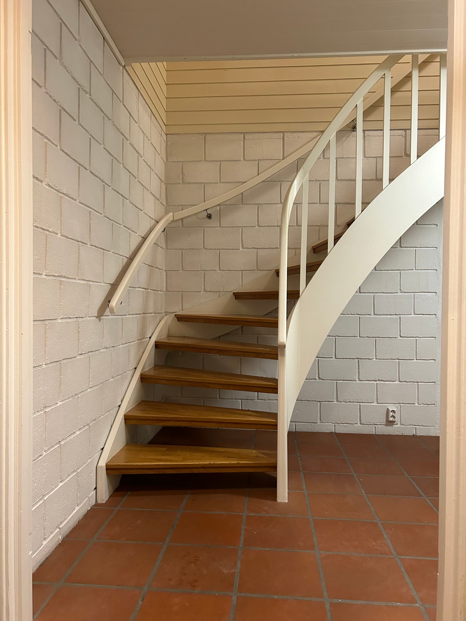 Hallen med trapp til hovedetasjen. Galleribilde