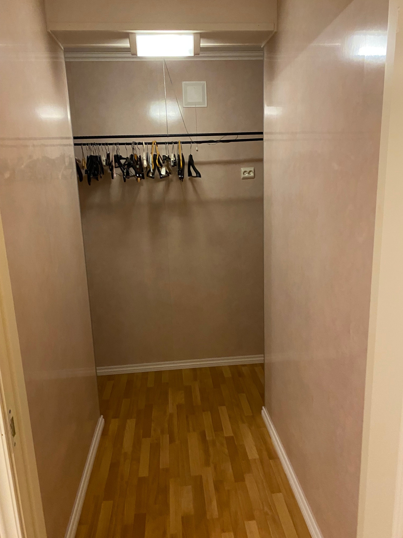 Walkin -closet nede Galleribilde