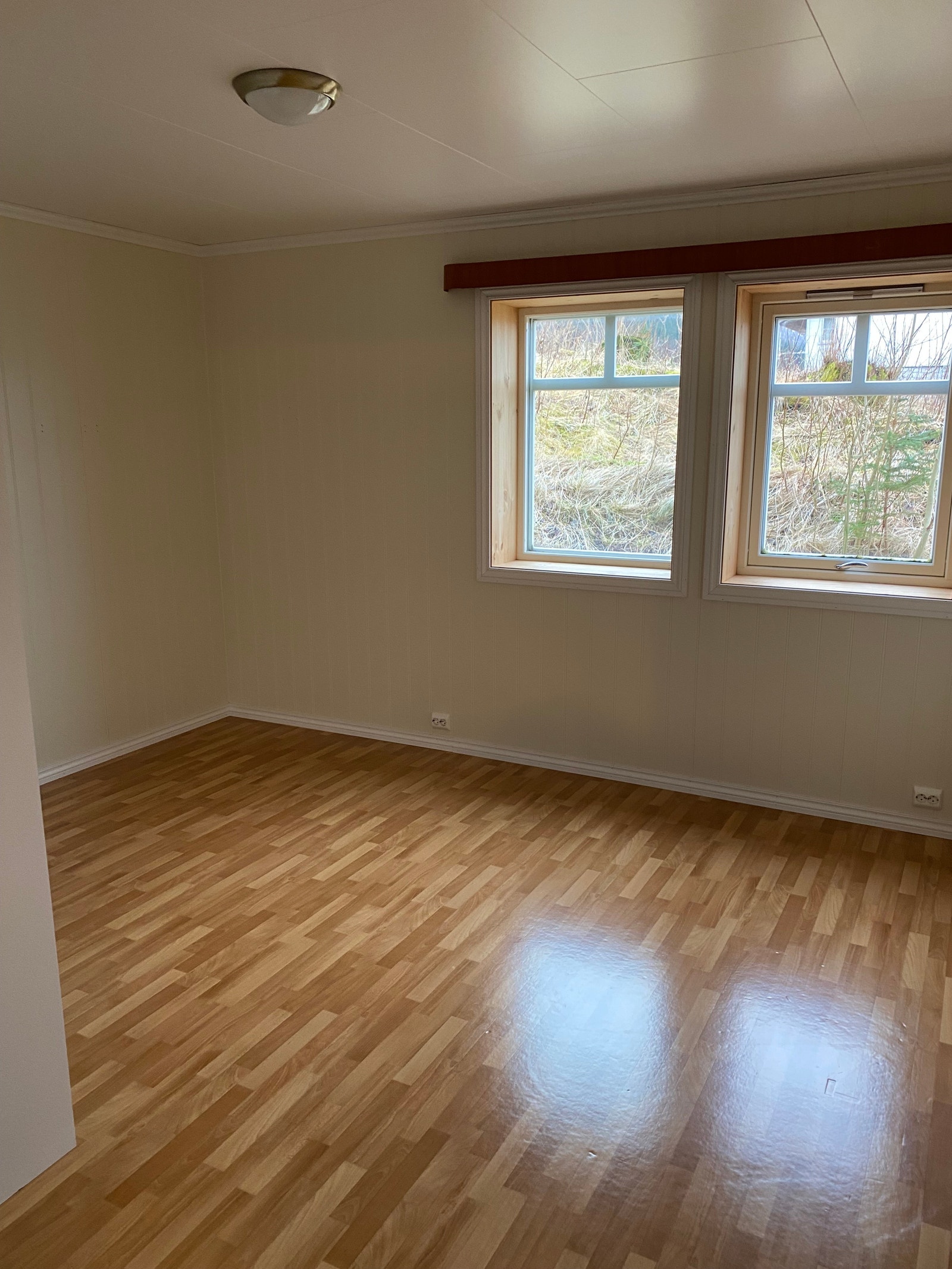 Soverom 4 har et stort garderobeskap med to store vindu Galleribilde