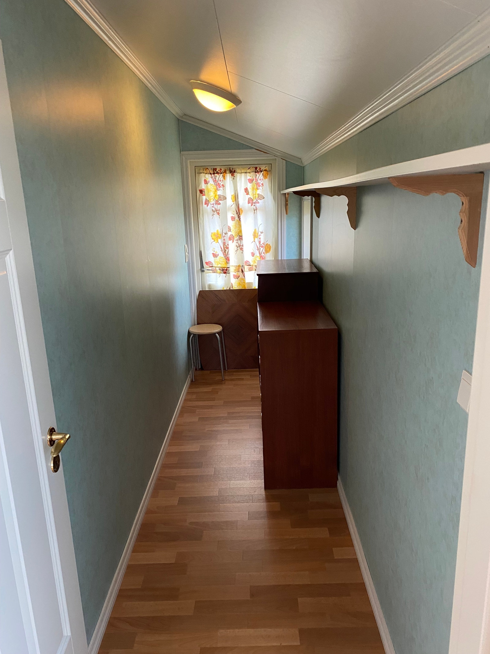 Dør fra kjøkken inn til en bod. Dør ut til balkong på forsiden av huset. Galleribilde