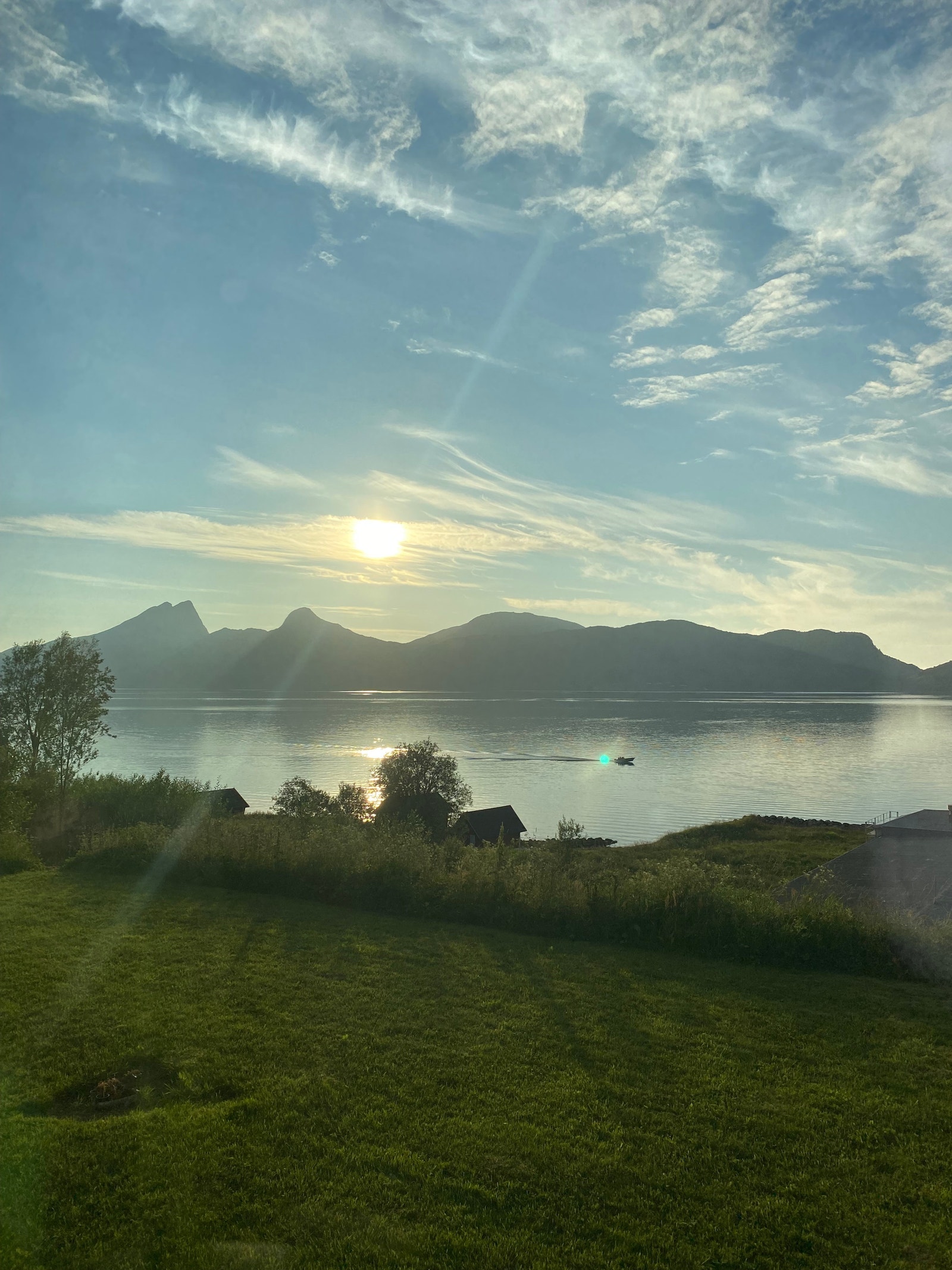 Nydelig sjøutsikt med tilgang til hage. Galleribilde