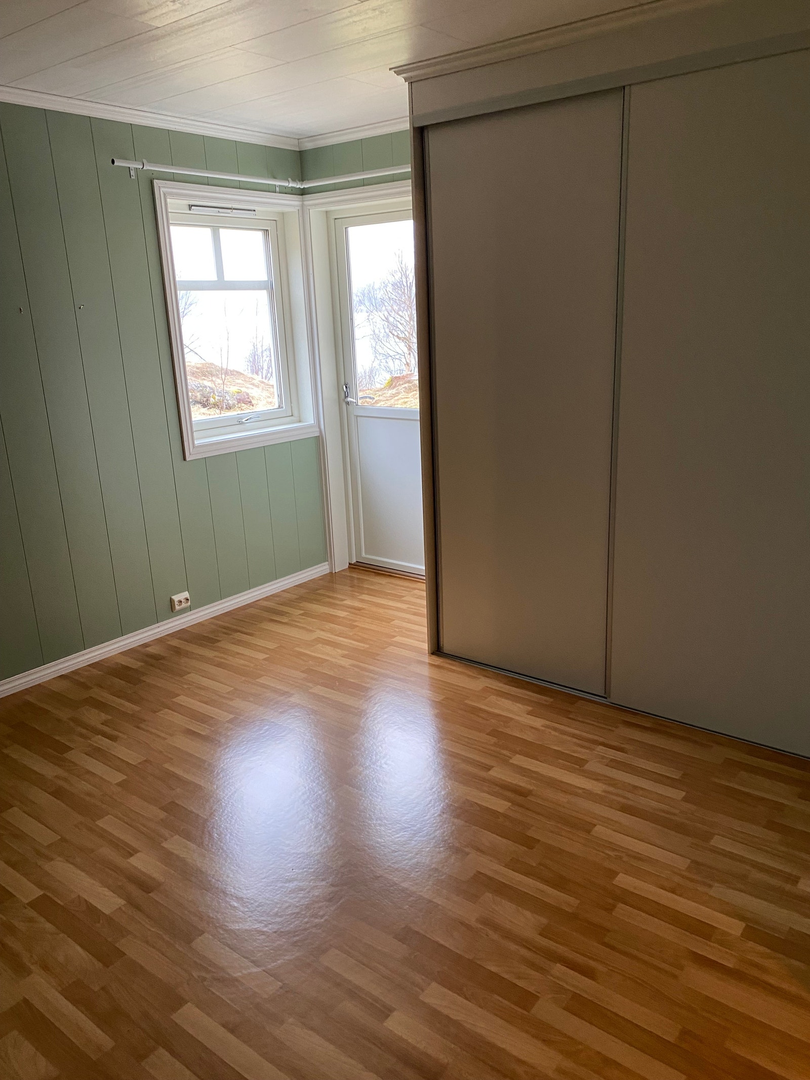 Soverom 3 ( nede) har en balkongdør ut til hagen og et stort garderobeskap Galleribilde