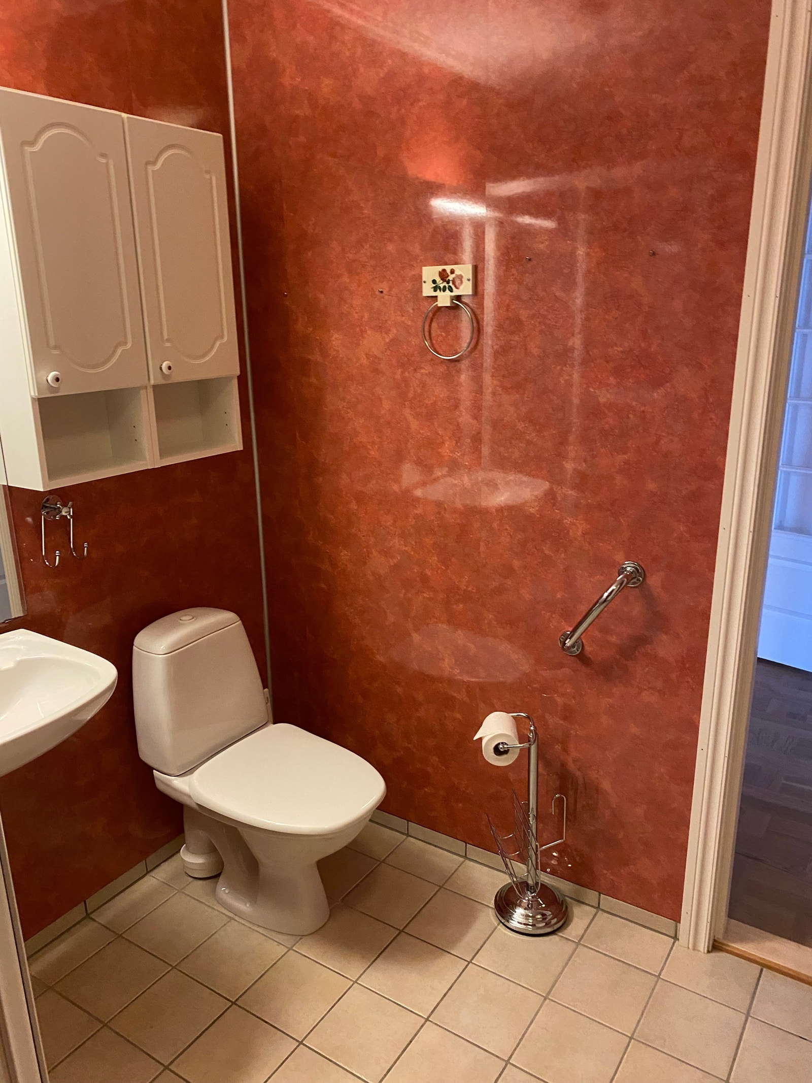 Bad med dusj. Egen vaskemaskin må settes inn her. Galleribilde