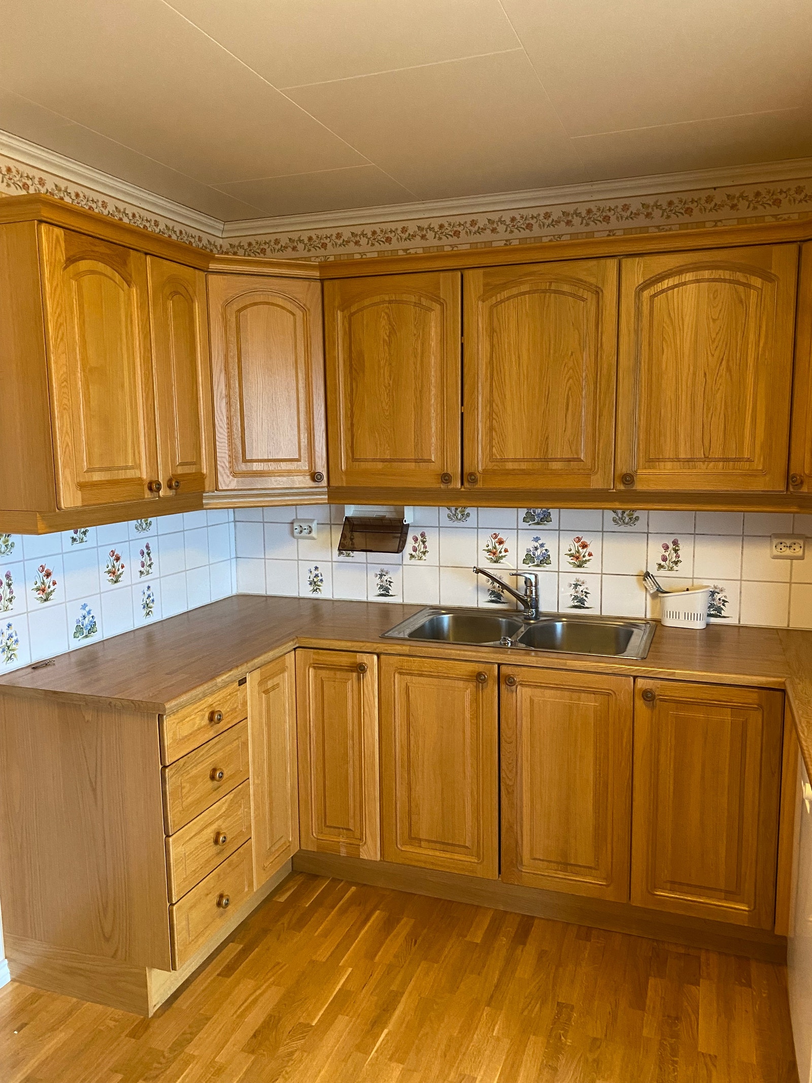 Kjøkken. Der er oppvaskmaskin Galleribilde