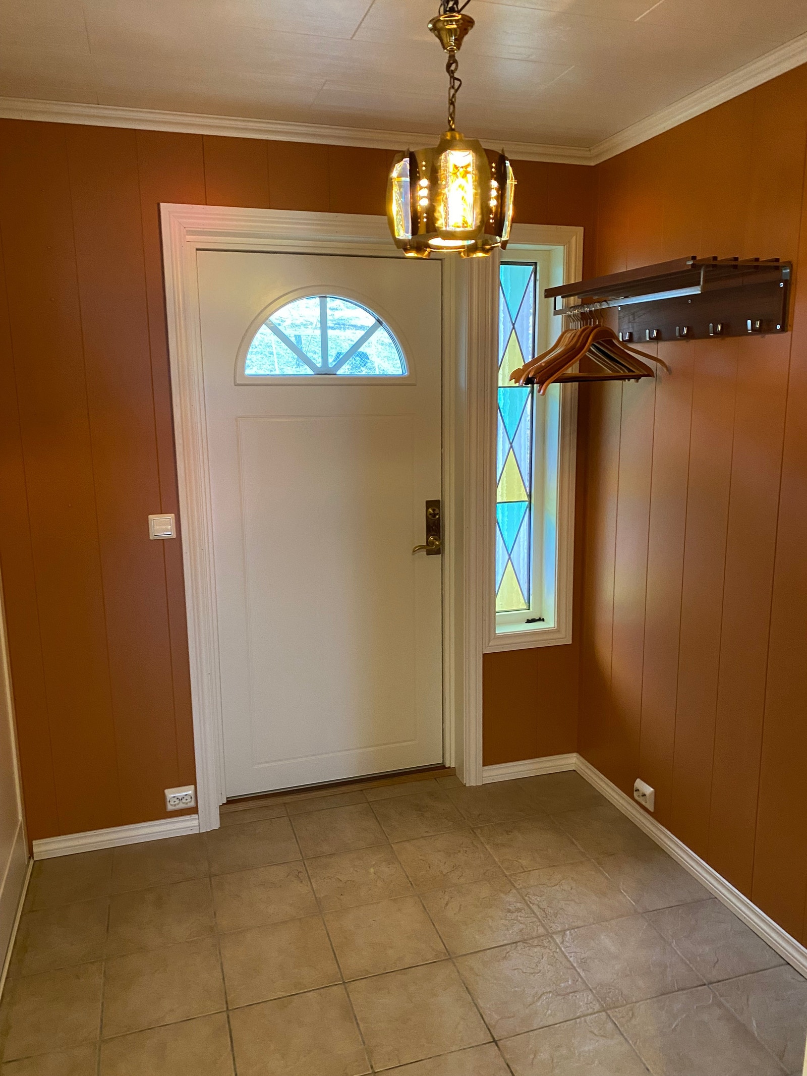 Inngangshallen har et stort garderobeskap med speil Galleribilde