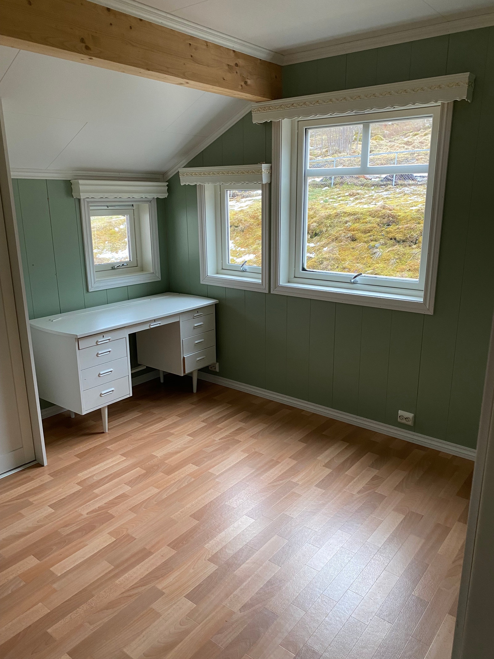 Soverom 1 med stort garderobeskap og skrivebord Galleribilde