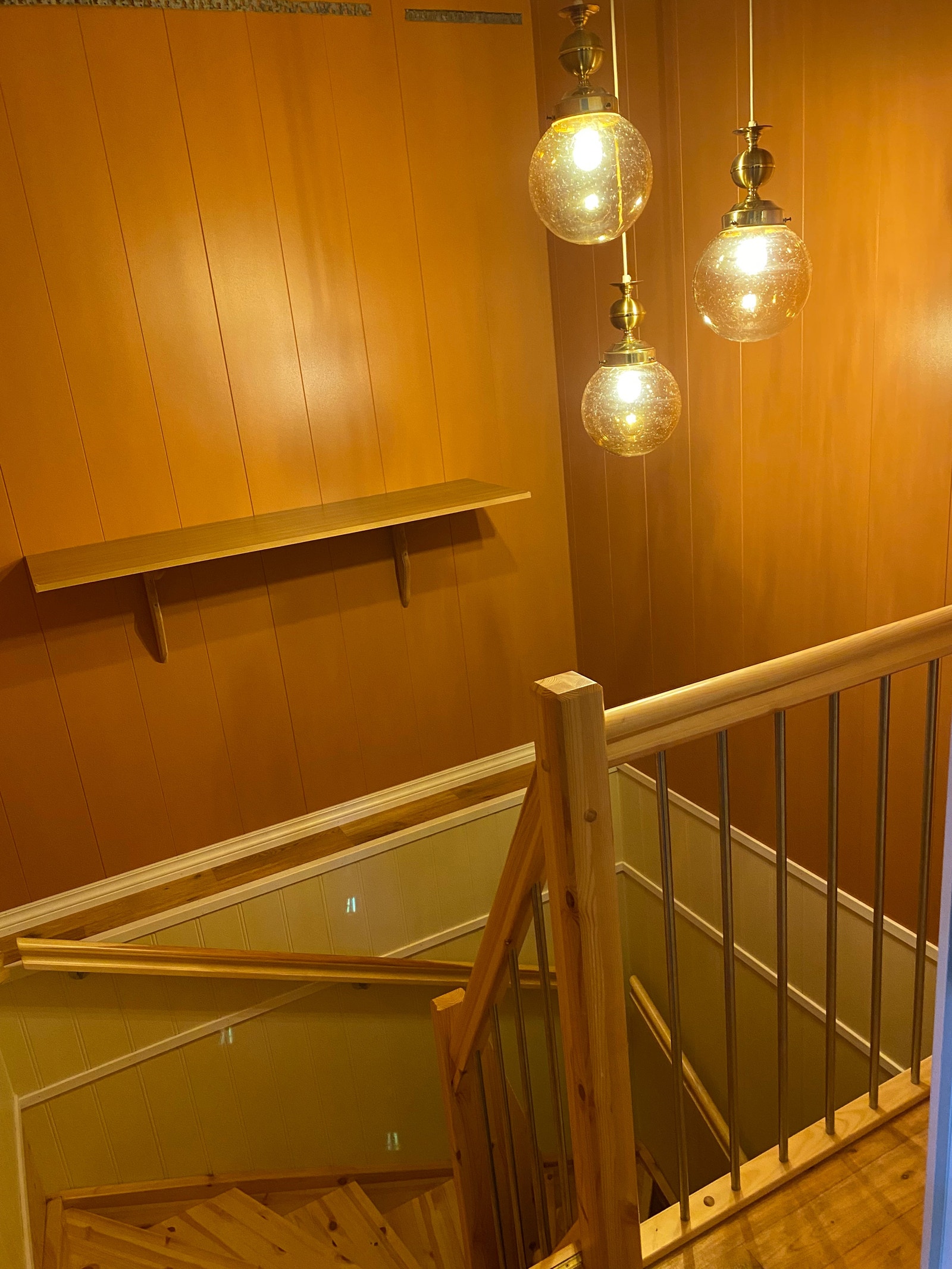 Trapp ned til nederste etasje. I nedre etasje er der eget vaskerom med plass til å sette inn en vaskemaskin| tørketrommel Galleribilde