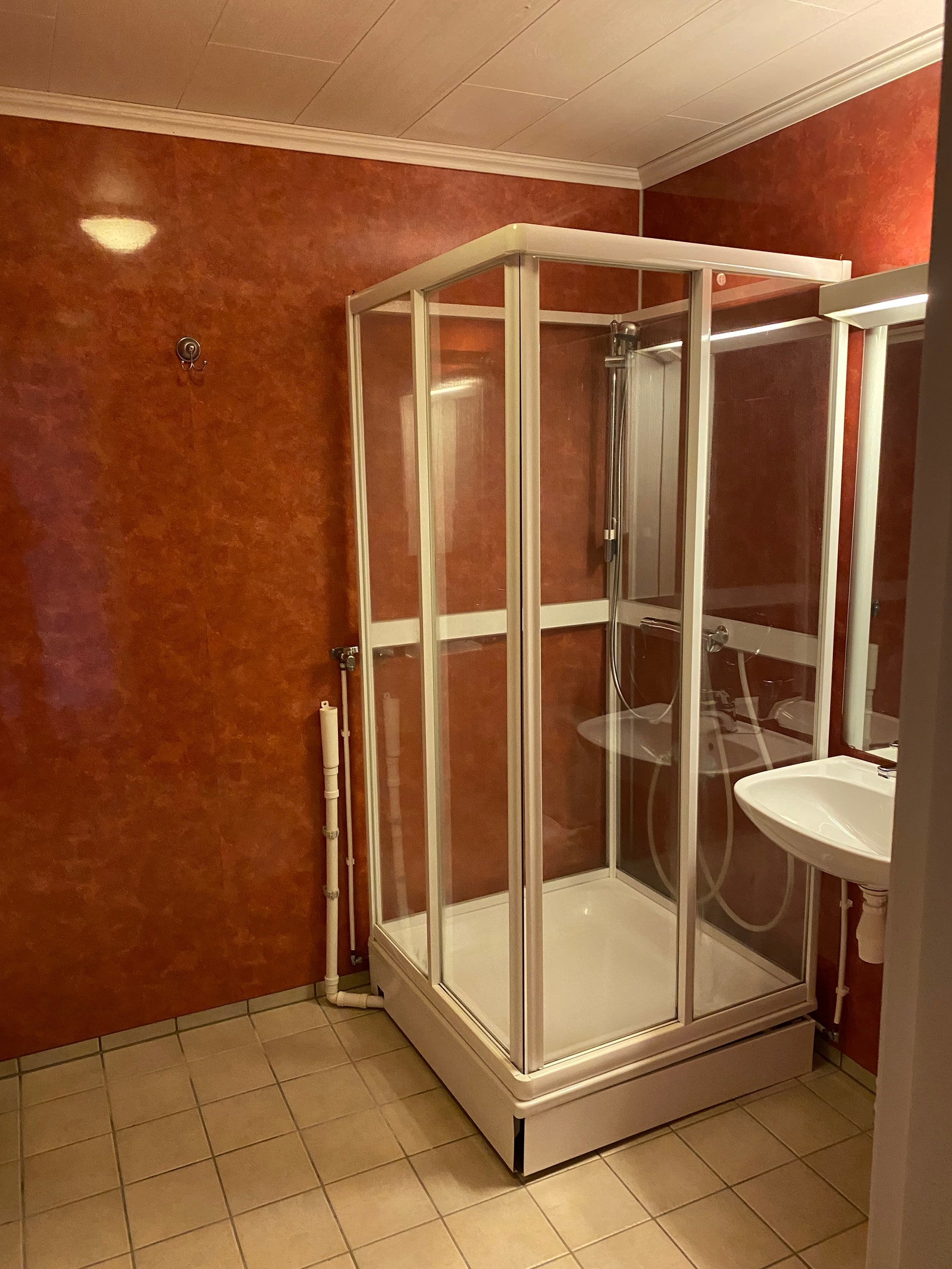 Bad med dusj. Der er satt inn flere skap på badet Galleribilde