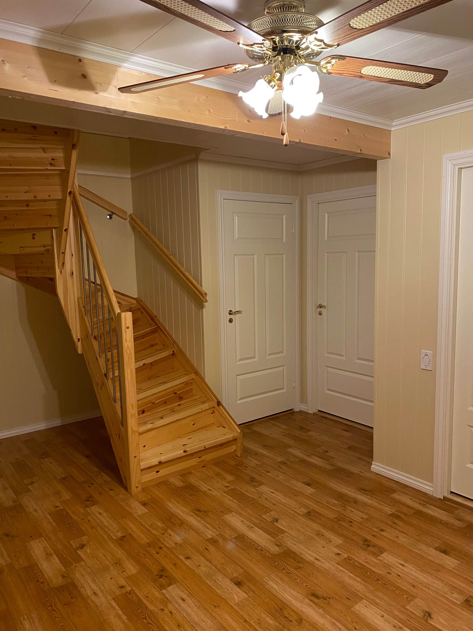 Trapp ned til soverom og bad. Ved siden av trappen er der et walkin-closet Galleribilde