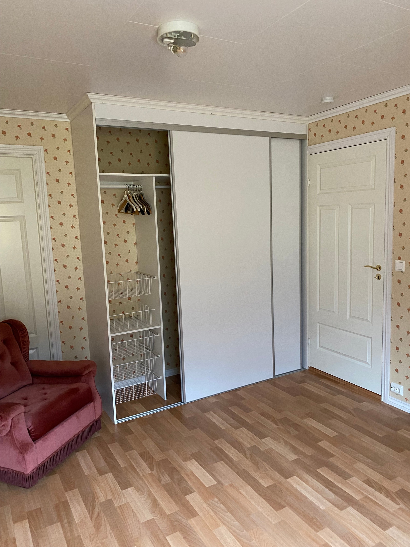 Soverom 2 oppe med stort garderobeskap. Lenestol. Galleribilde