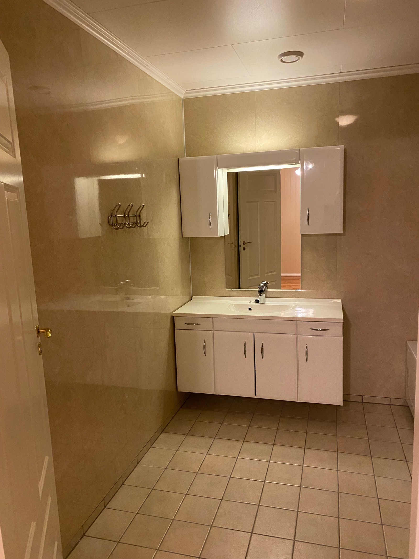 Bad med mye skapplass, speil, toalett. Badet ligger like ved de to soverommene nede. Galleribilde