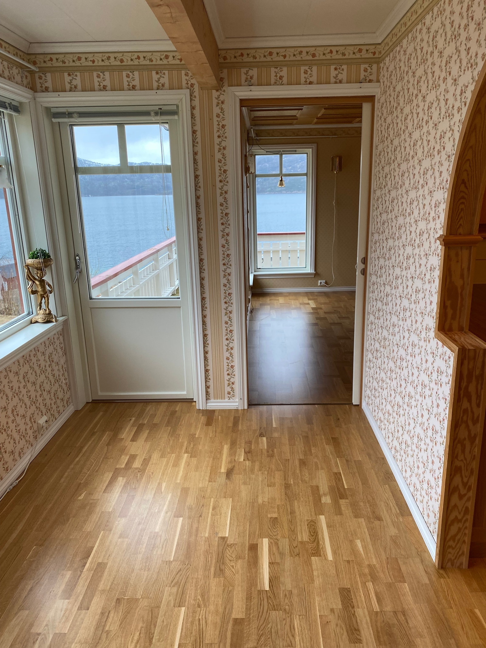 Balkongdør på kjøkkenet, og skyvedør til stuen. Galleribilde