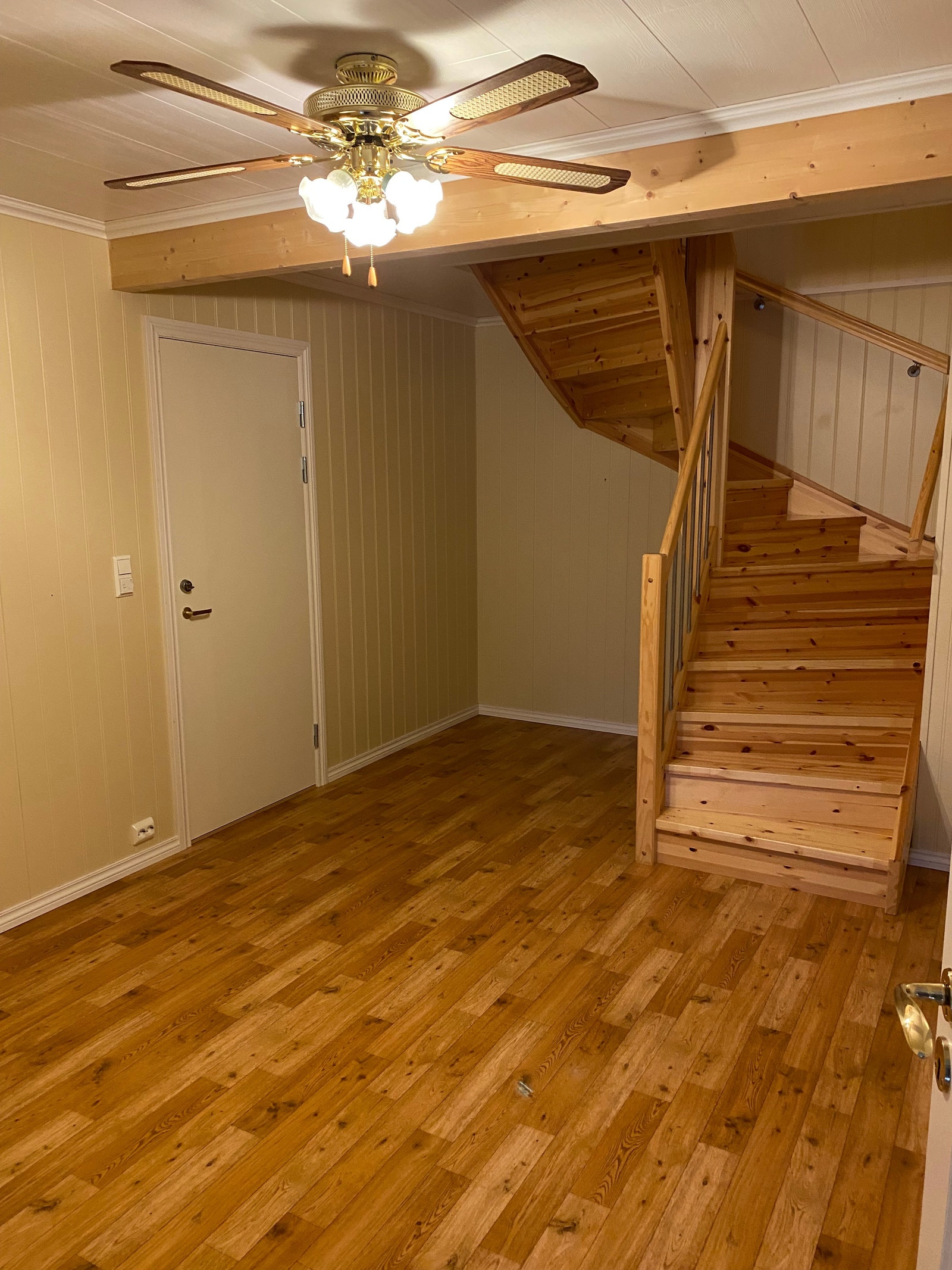 Trapp opp til 2 etasje Galleribilde