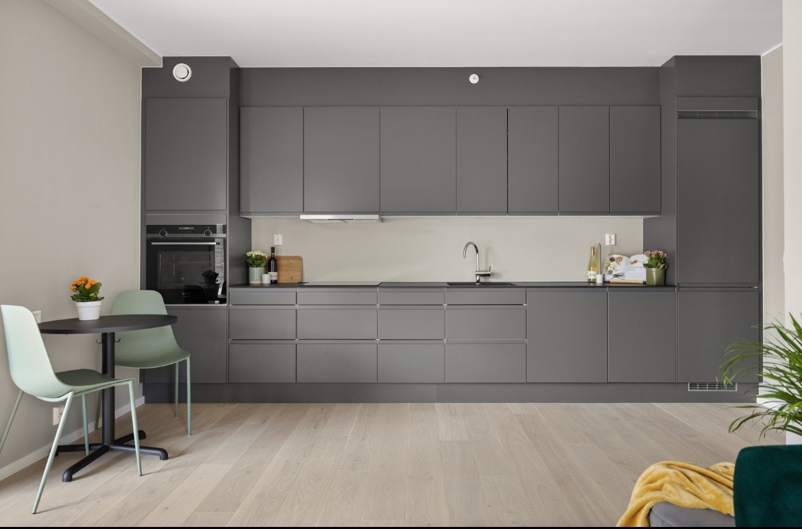 Kjøkken med integrerte hvitevarer som inkluderer platetopp, stekeovn, oppvaskmaskin, kjøl/frys kombiskap. Galleribilde