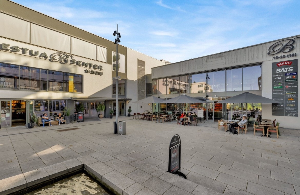 Leiligheten liggersentralt på Bekkestua, noe som gir en lukrativ beliggenhet med de fleste fasiliteter og servicetjenester rett utenfor døren. Galleribilde