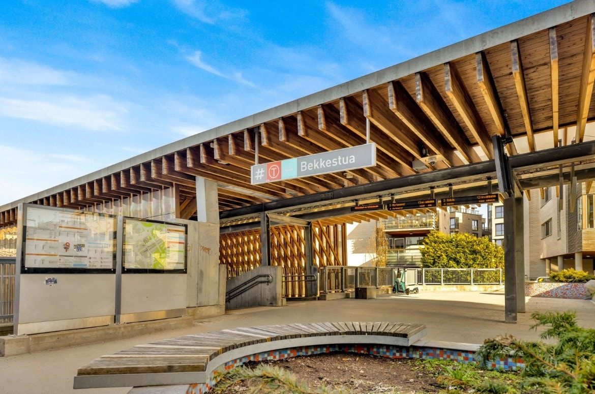 Bekkestua er et viktig knutepunkt i Bærum og har meget god kommunikasjon til bl.a. Oslo med offentlig transport. Bekkestua T-banestasjon og Bekkestua buss Galleribilde