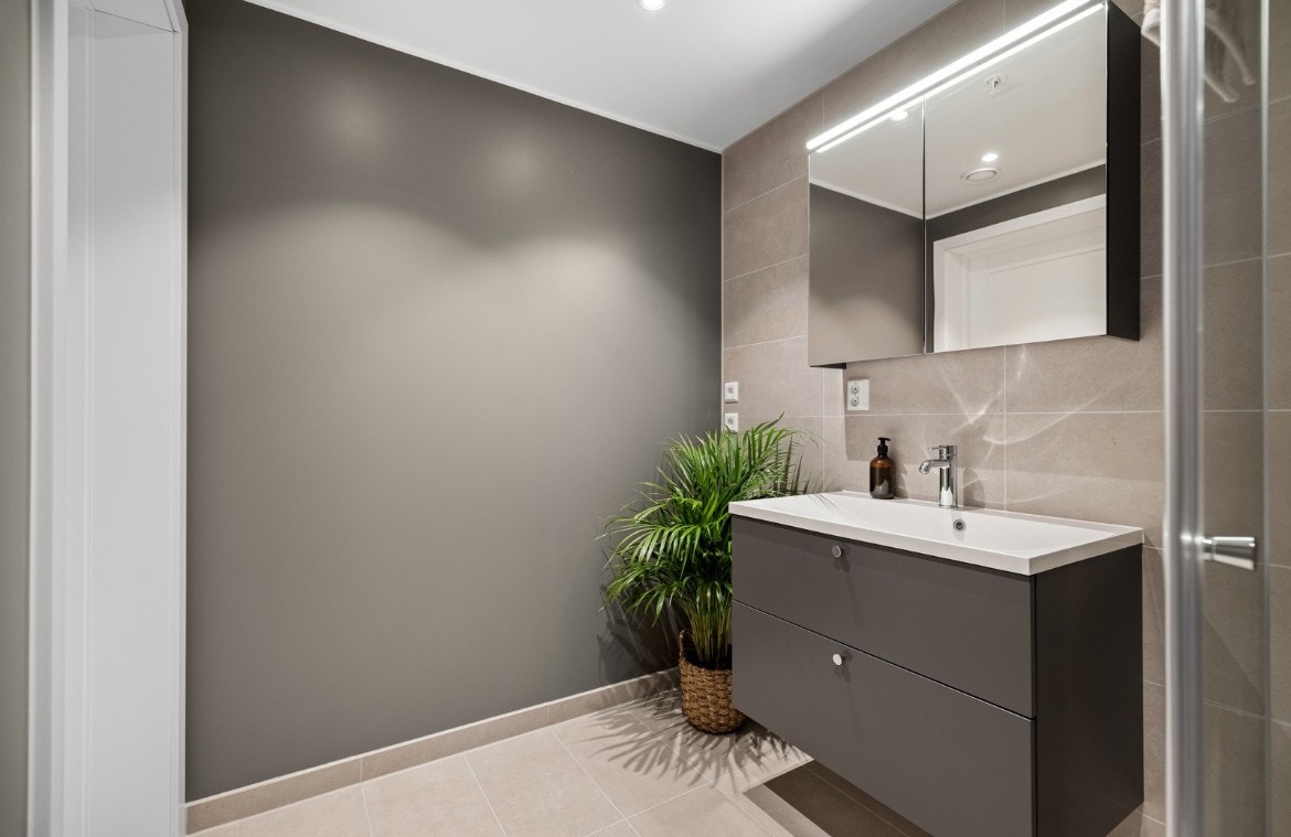 Badet har avsatt plass og tilkoblingsmuligheter for vaskemaskin og kondens- tørketrommel Galleribilde