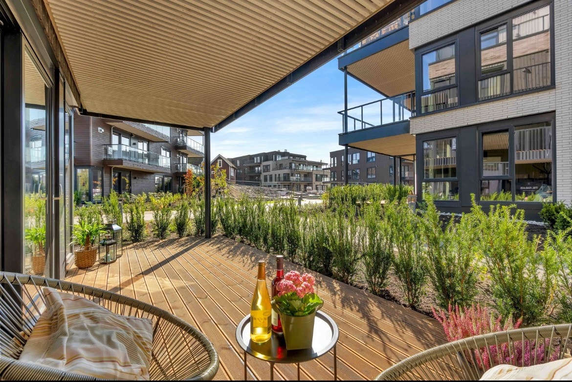 Markterrasse på 17 kvm, med vannkran og bod. Galleribilde