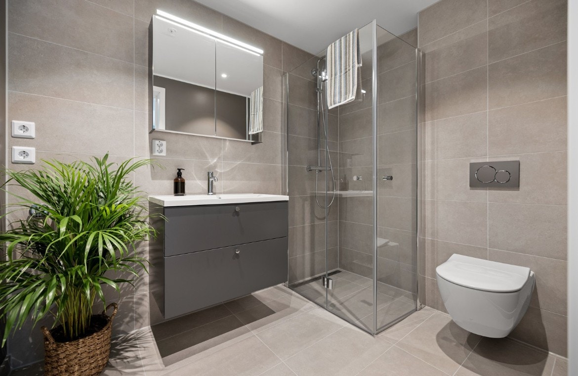 Stort og delikat bad med varmekabler Galleribilde